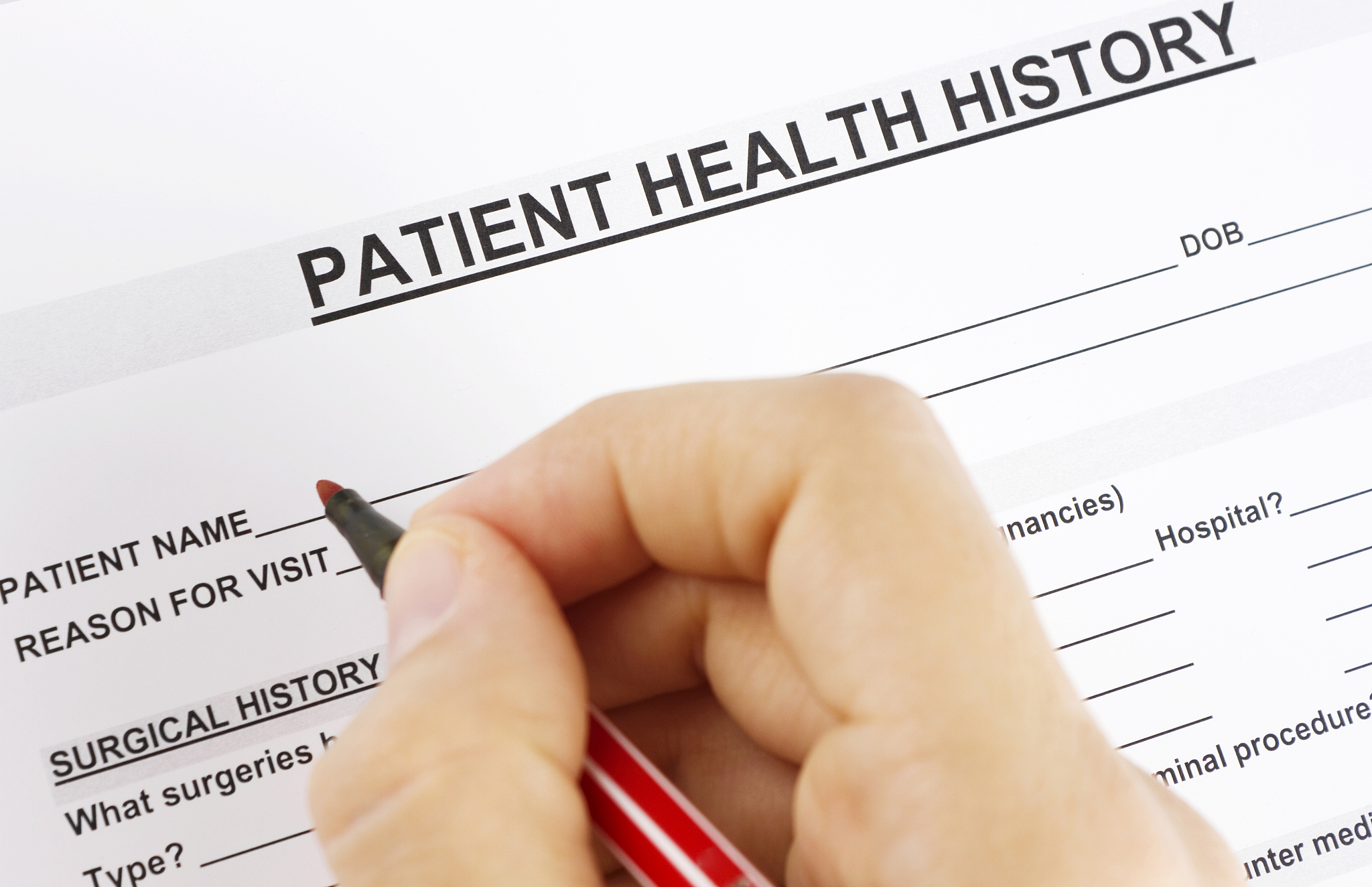 当医院的某个部门需要更改病历表以使其更好地工作或获取特定数据时他们会提出请求。我收到该请求并确定它是否需要由开发人员构建或者是否存在可以使用的技术。如果需要构建我会创建一个文档告诉开发人员需要属于什么以及需求是什么