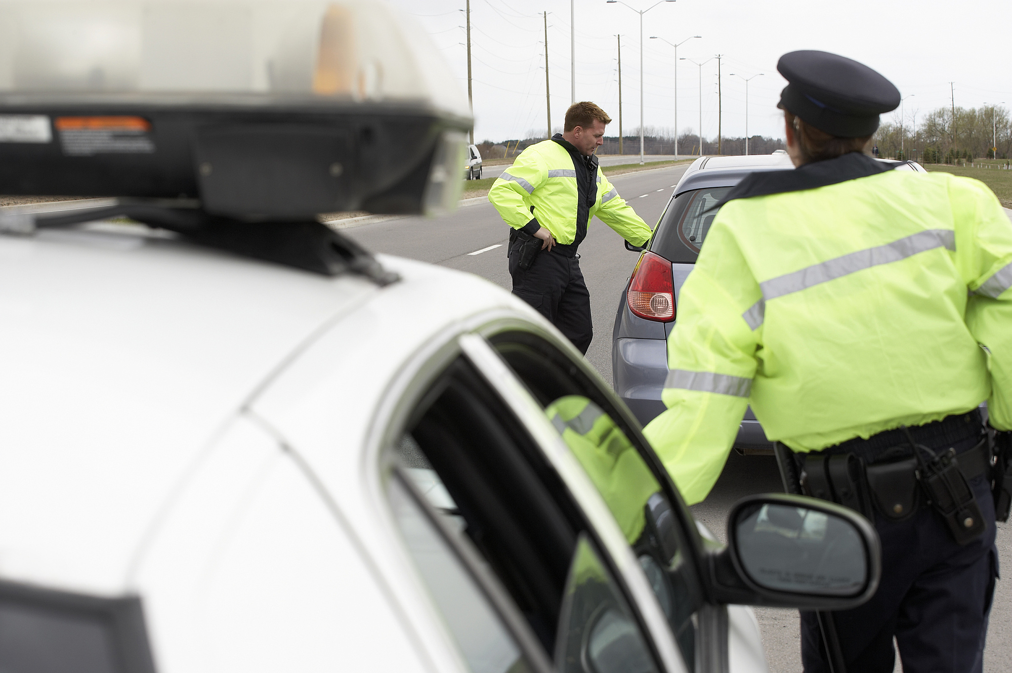 广州交警24小时服务热线帮我用200字详细描述