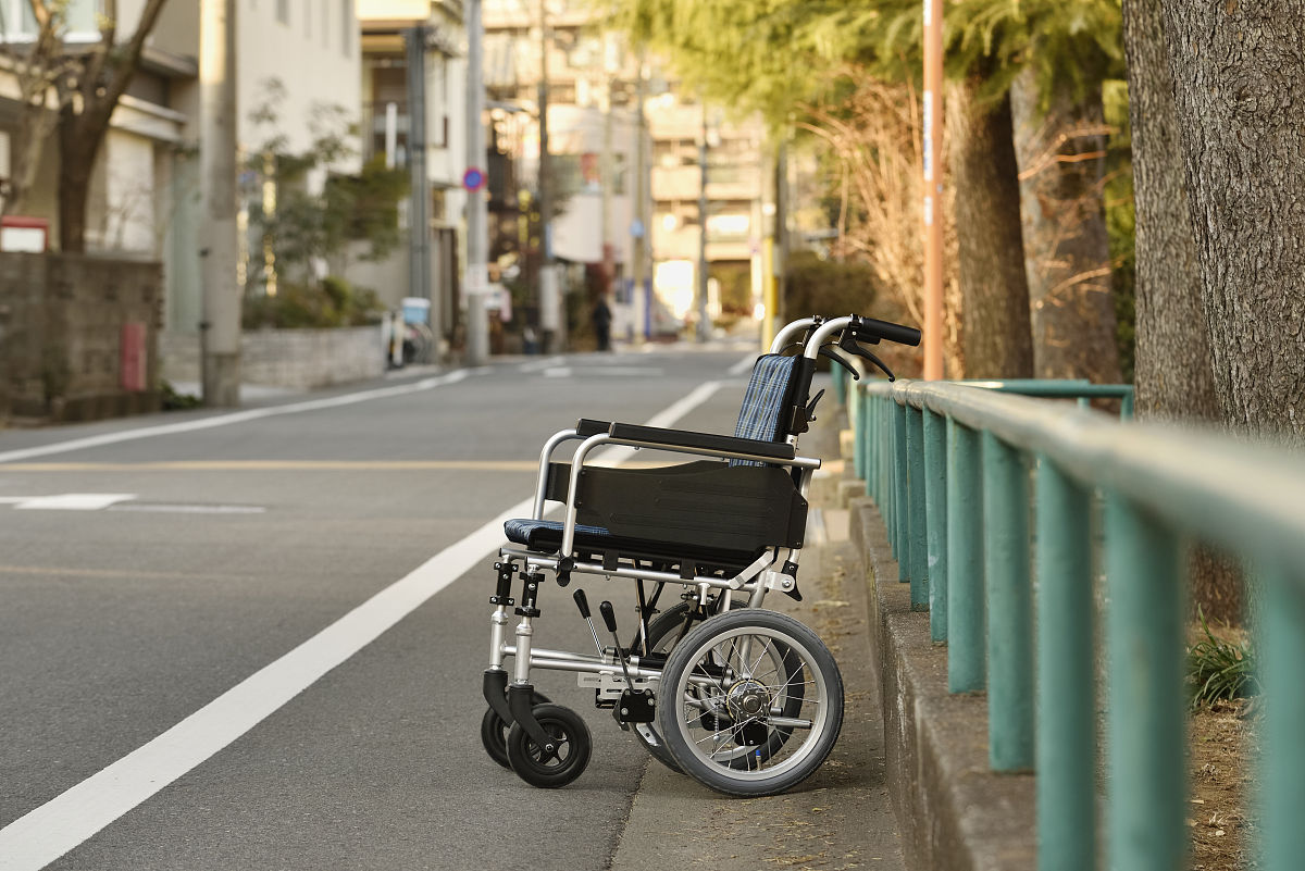 相比传统的助行设备以及以往的技术团队研发的电动轮椅车、助行车、拐杖等助行设备有哪些优势？团队做了哪些研发工作？起到了哪些作用？