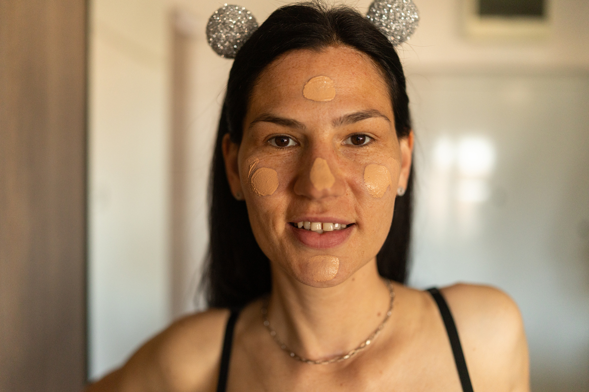 女人在家中涂抹面粉
