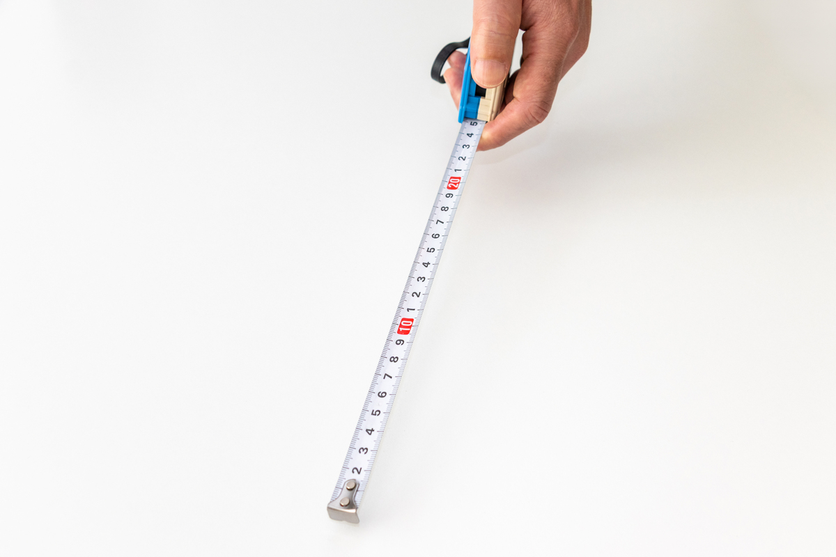 一根均匀米尺质量为 在60cm刻度处被钉到墙上且可以在竖直平面内自由转动。先用手使米尺保持水平然后释放。刚释放时米尺对转轴的转动惯量为。