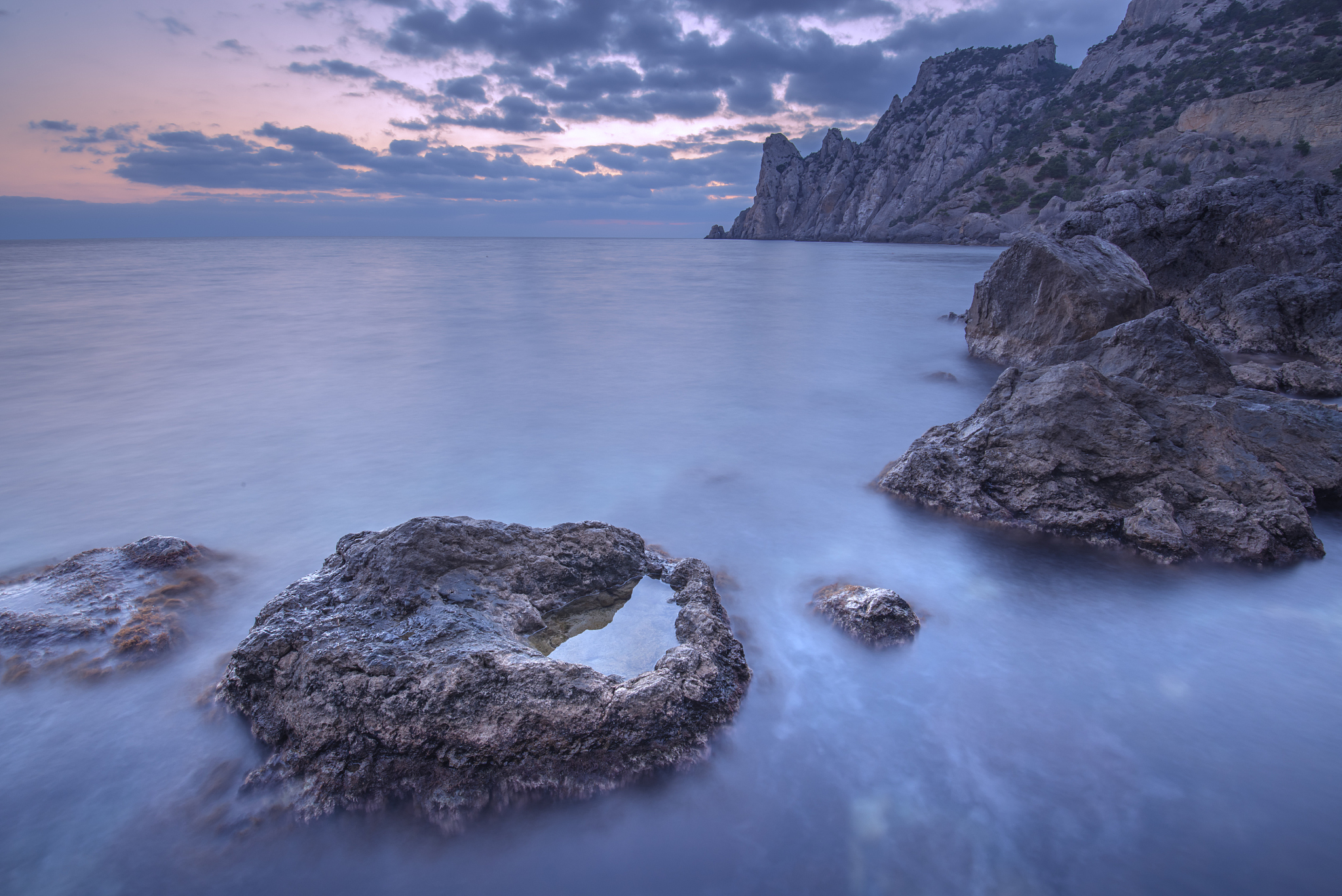 我会向你描述我心目中场景的样子然后希望你可以帮我总结一写关键词然后翻译成英语用逗号隔开场景内容是：海边城堡黑色沙滩