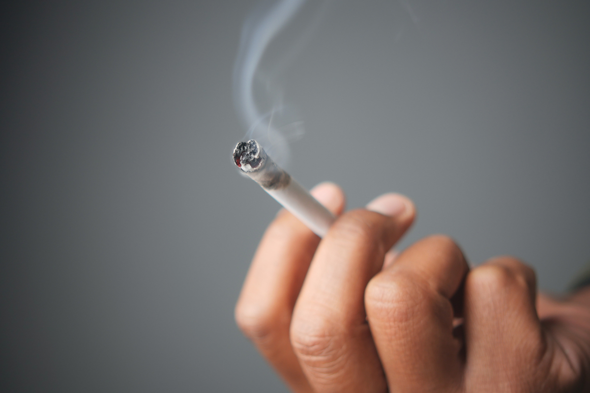 接烟礼仪：如何优雅地接烟并表达感谢