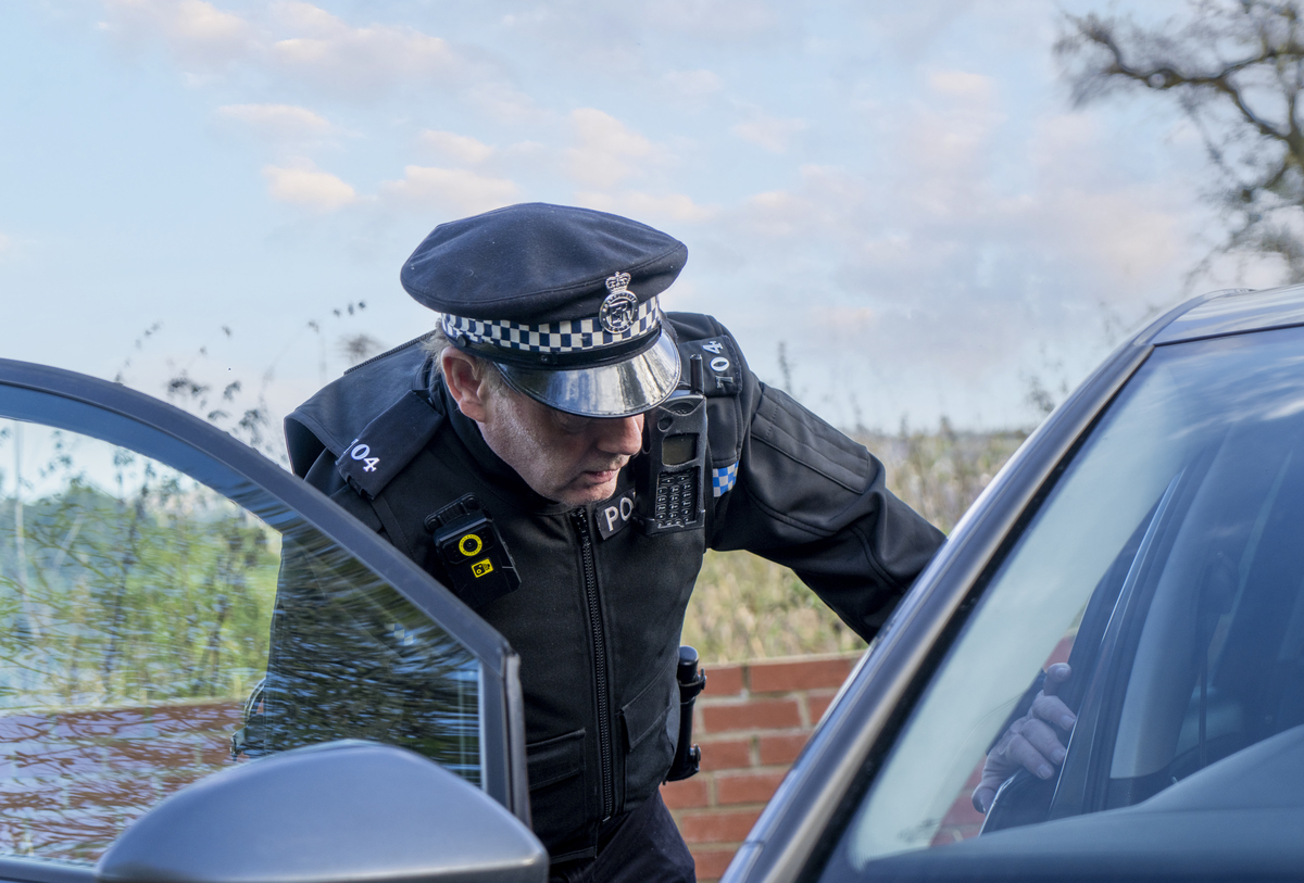 如果你是一名警察你会收到一个一个被车撞了的外国人的紧急电话你该怎么办？
