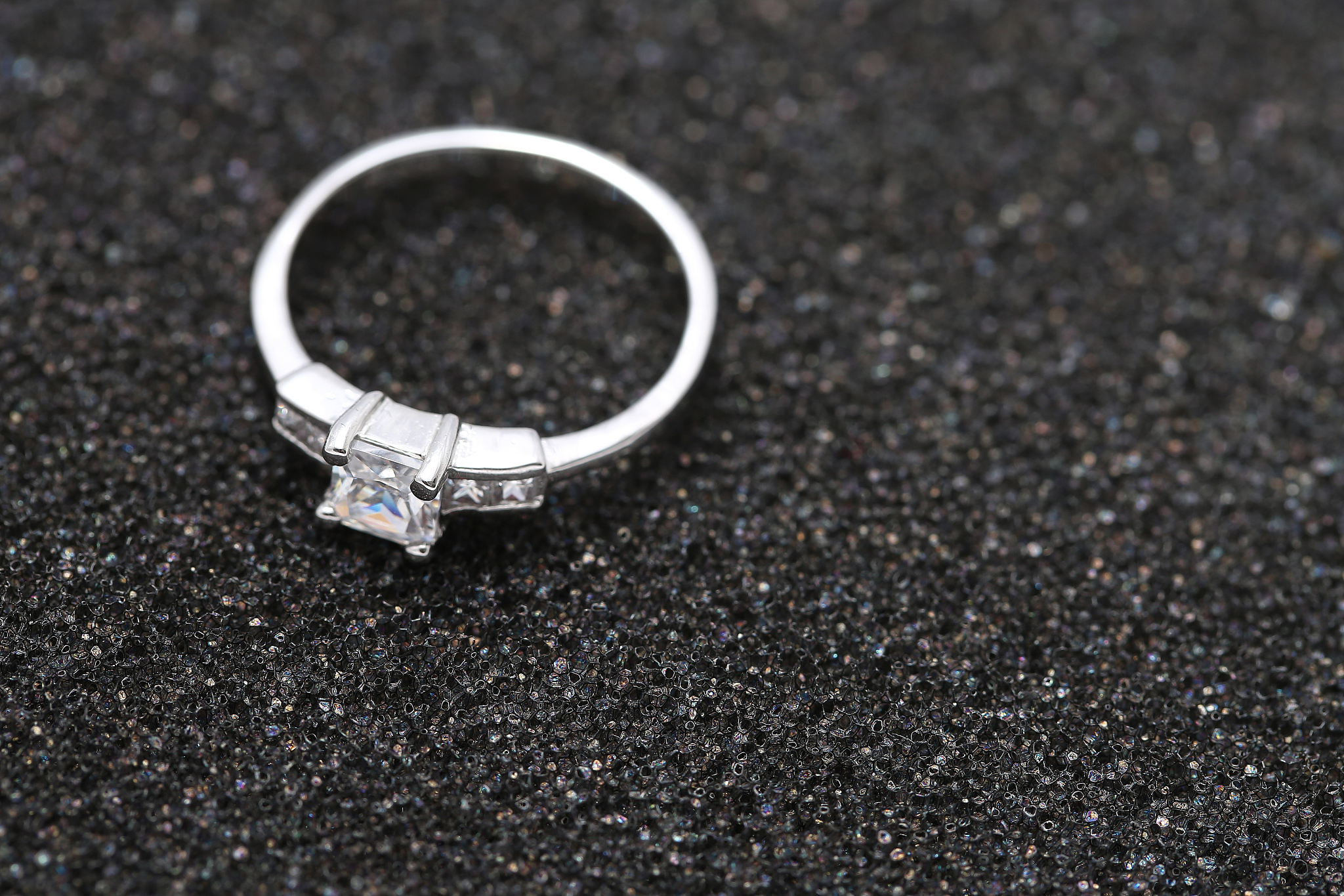 给8mm银色圆顶的钨钢戒指镶嵌黑色仿陨石的英文标题和产品卖点