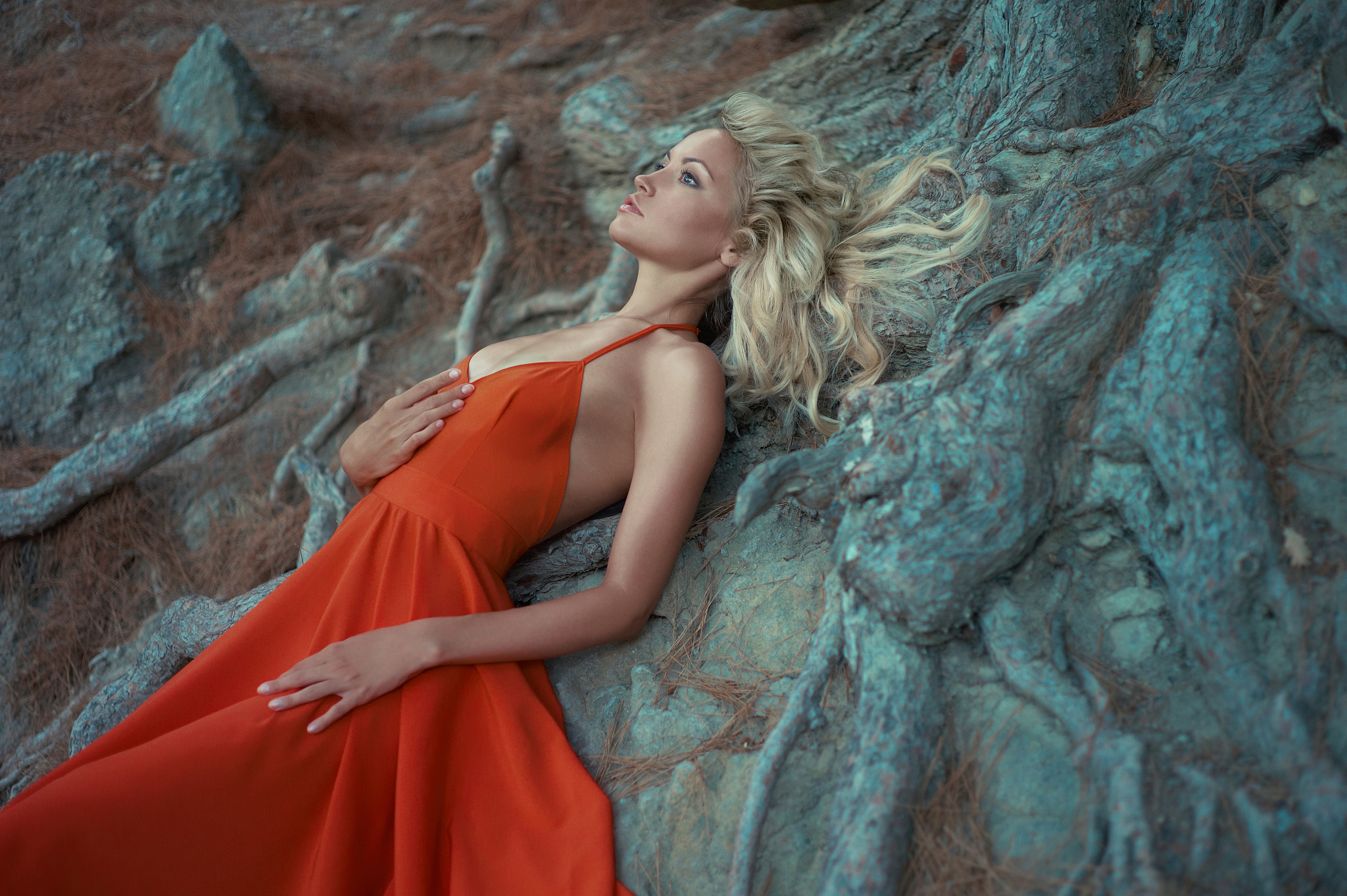 翻译下面这段英文Waist high Portrait of an exotic beautiful caucasian woman wearing trendy clothing at a beach perfect detailed face detailed symmetric hazel eyes with circular iris realistic stunning realist