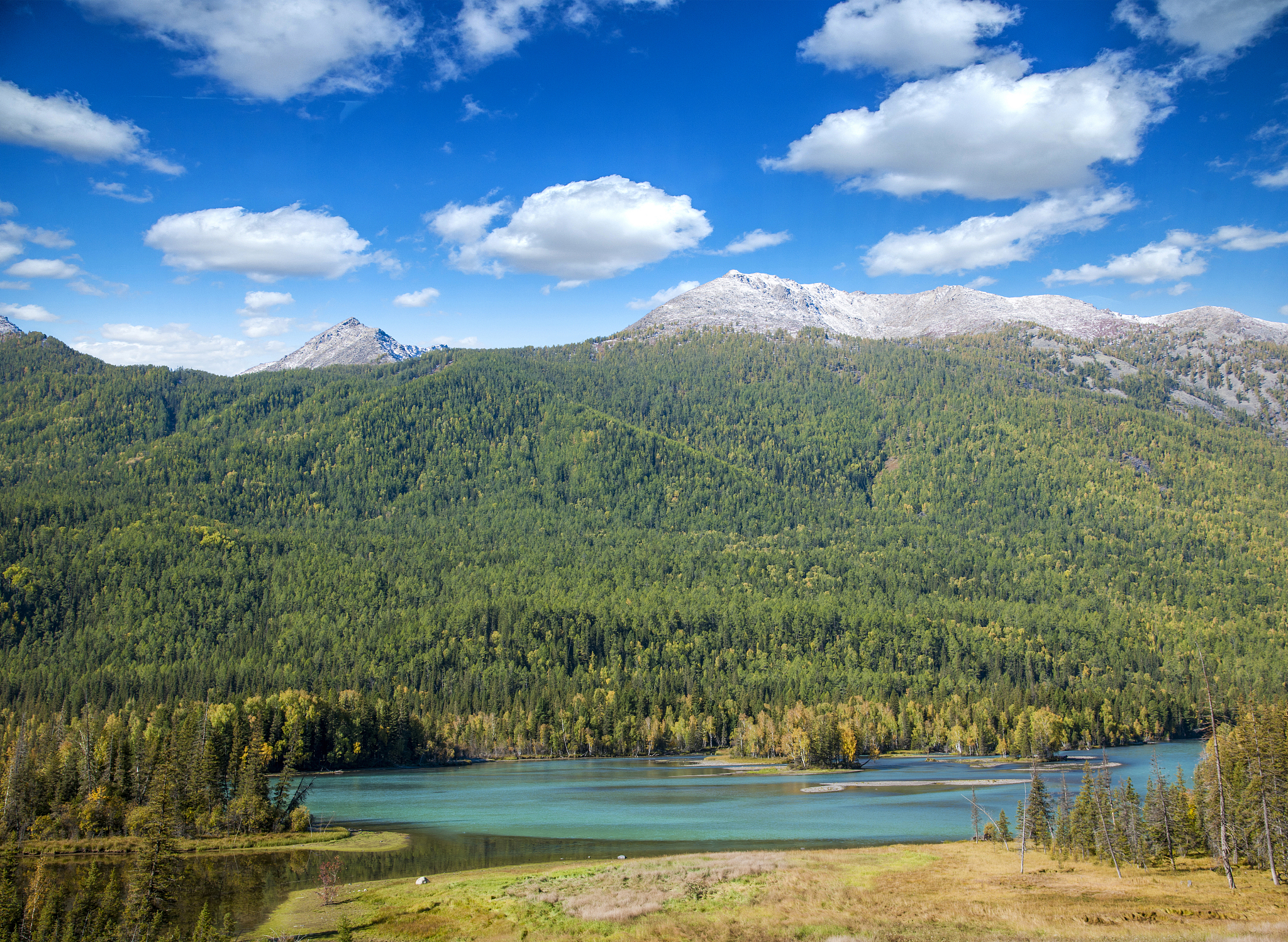 喀纳斯景区的功能分区按照一心两翼的归纳并详细阐述 10000字