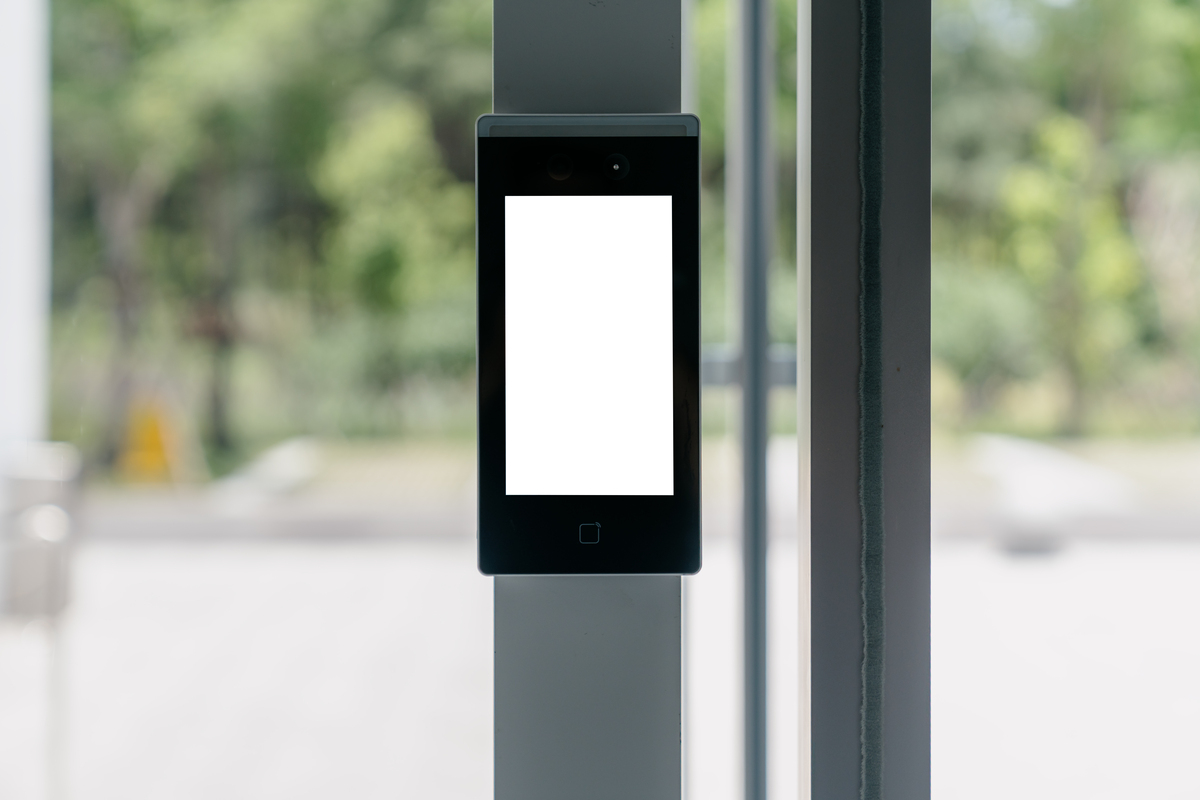 给我写一个一种基于树莓派的高校智能防疫门禁系统的功能介绍