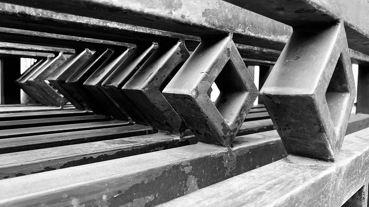 将以下内容换一种说法提出了腹板开洞钢梁的弹塑性计算方法利用弹塑性设计准则确定弯剪作用下腹板开洞钢梁的极限承载力来估算洞口腹板处所需的加固量。