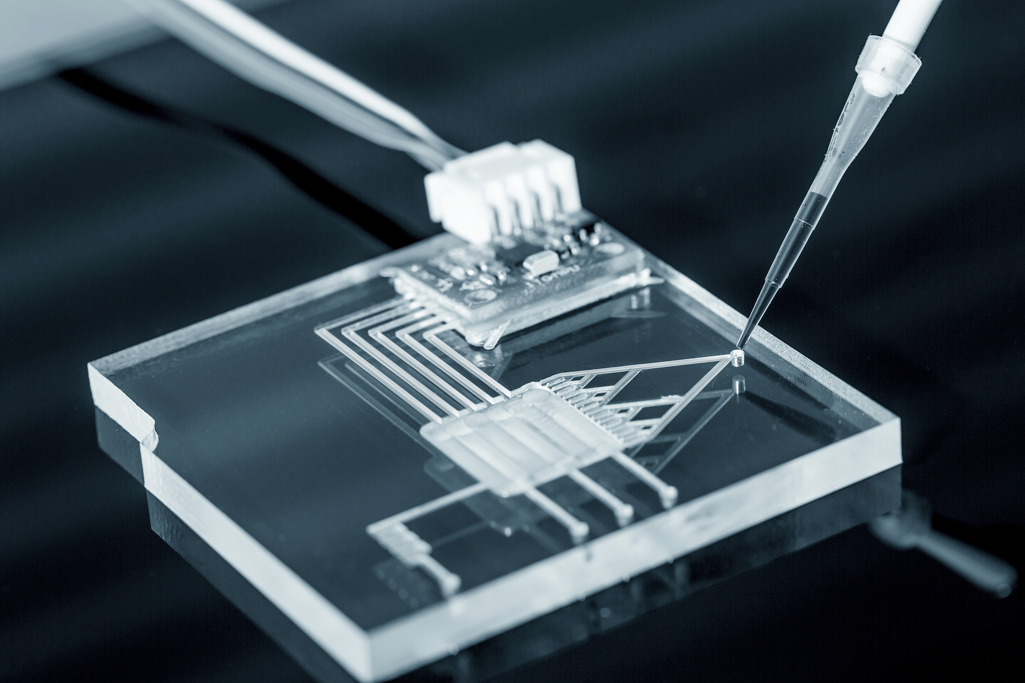 An On-Site Heavy Metal AnalyzerWith Polymer Lab-on-a-Chips for ContinuousSampling and Monitoring将这篇文章和军工应用结合起来