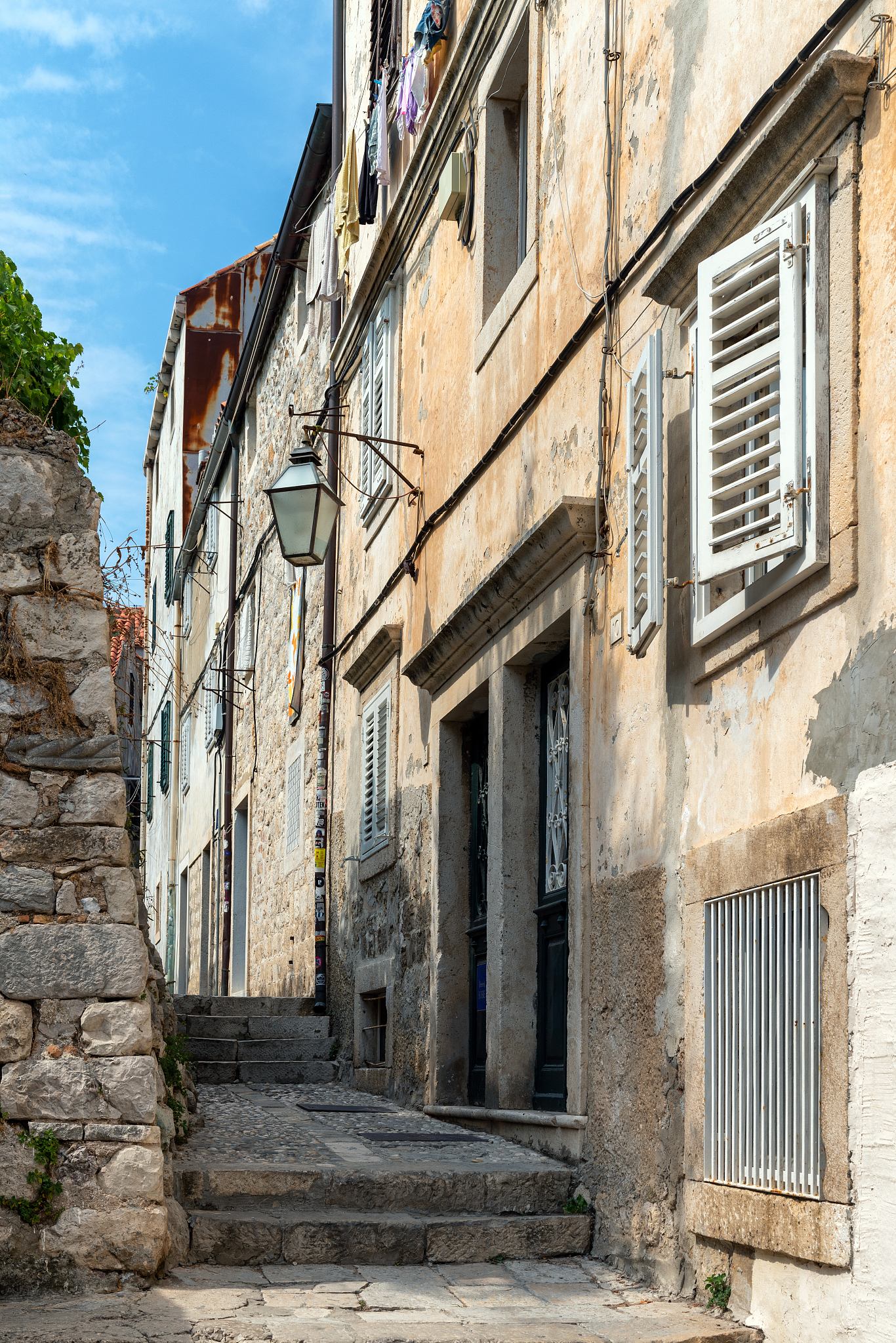 narrow street in dubrovnik old town
