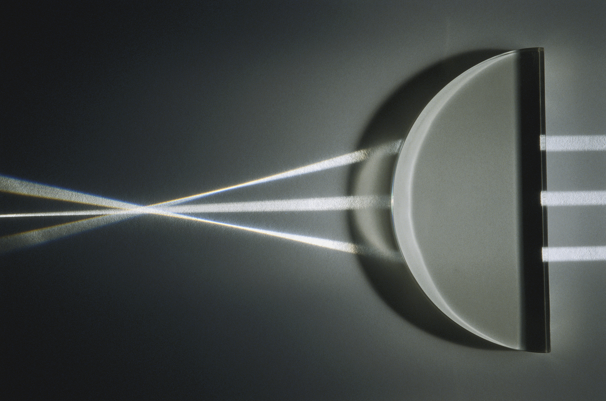 焦散效果是怎么产生的 A只是玻璃的折射 B全局照明 C使光线汇聚的曲面 D表面反射率