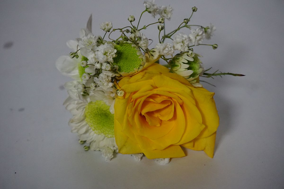 白色玫瑰、茉莉和满天星搭配棕色包装纸的花束售卖建议