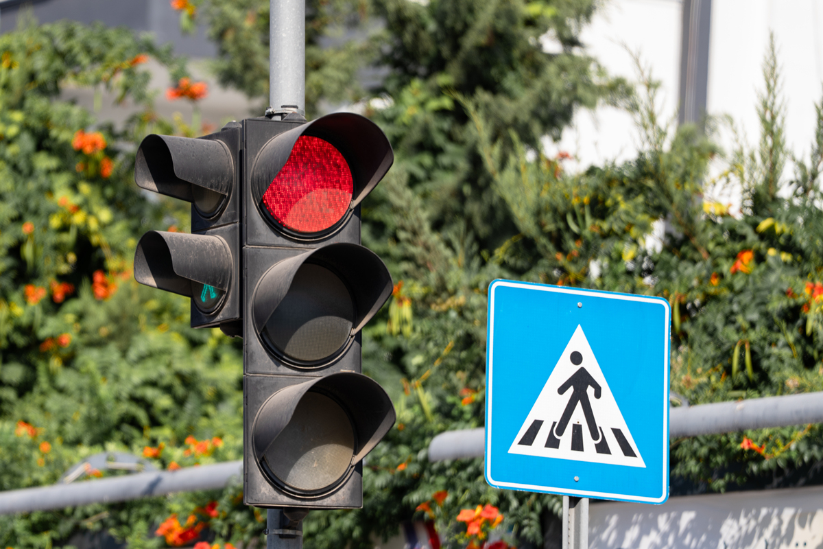 前方路口信号灯含义详解：绿灯、黄灯、红灯、红黄灯分别代表什么？