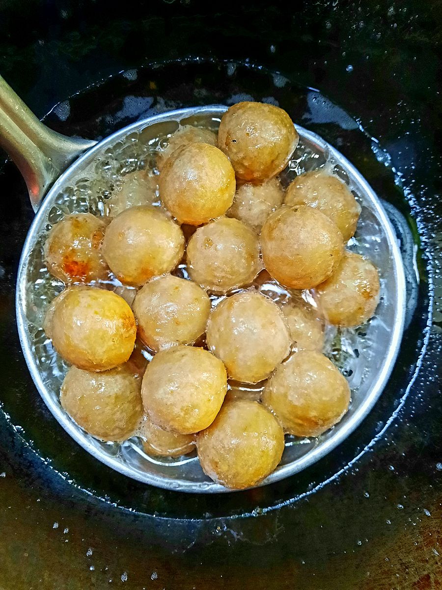 在煎锅中煎炸虾仁和肉丸.