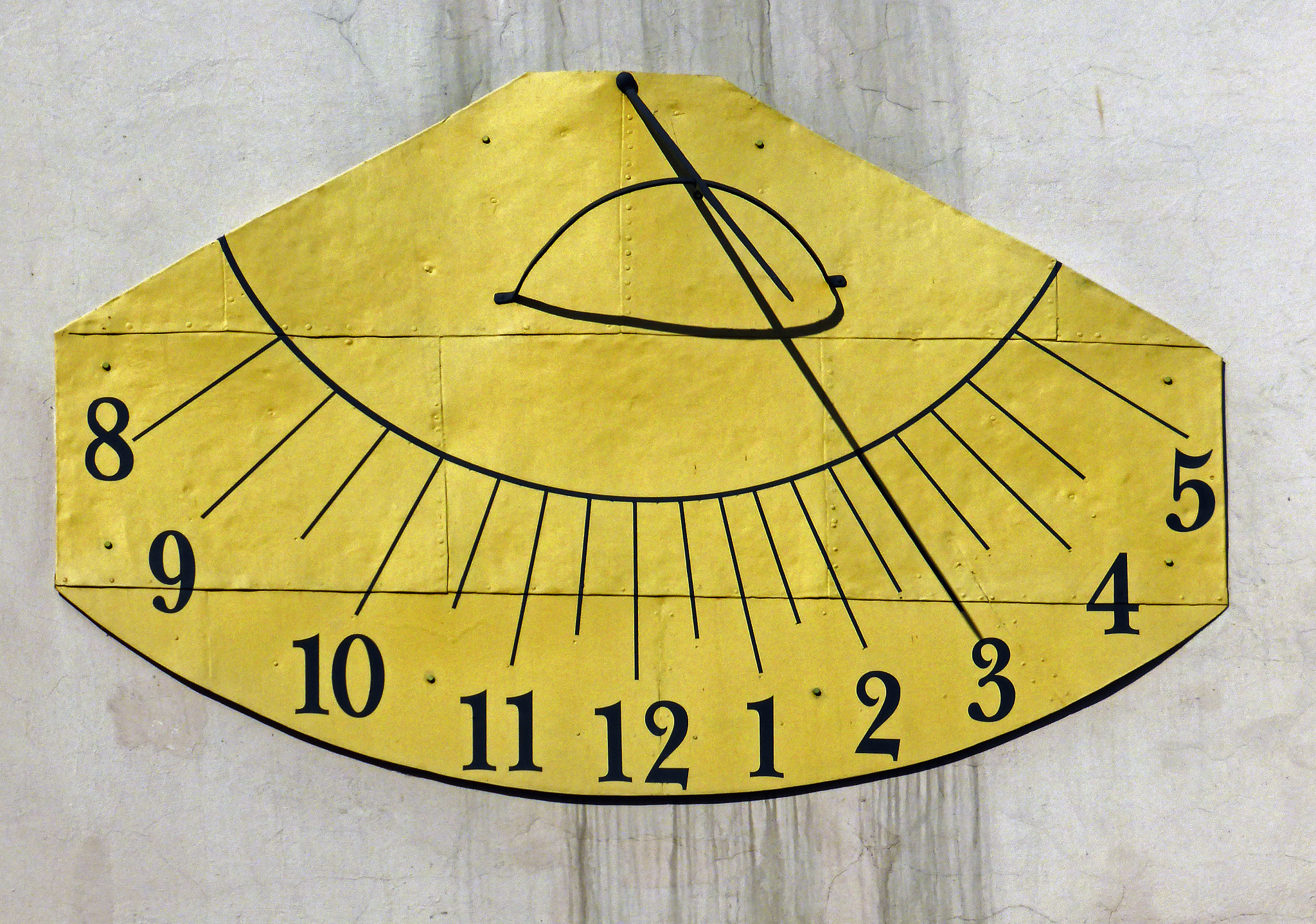 分光计读数盘两个游标的作用：提高精度，减小误差