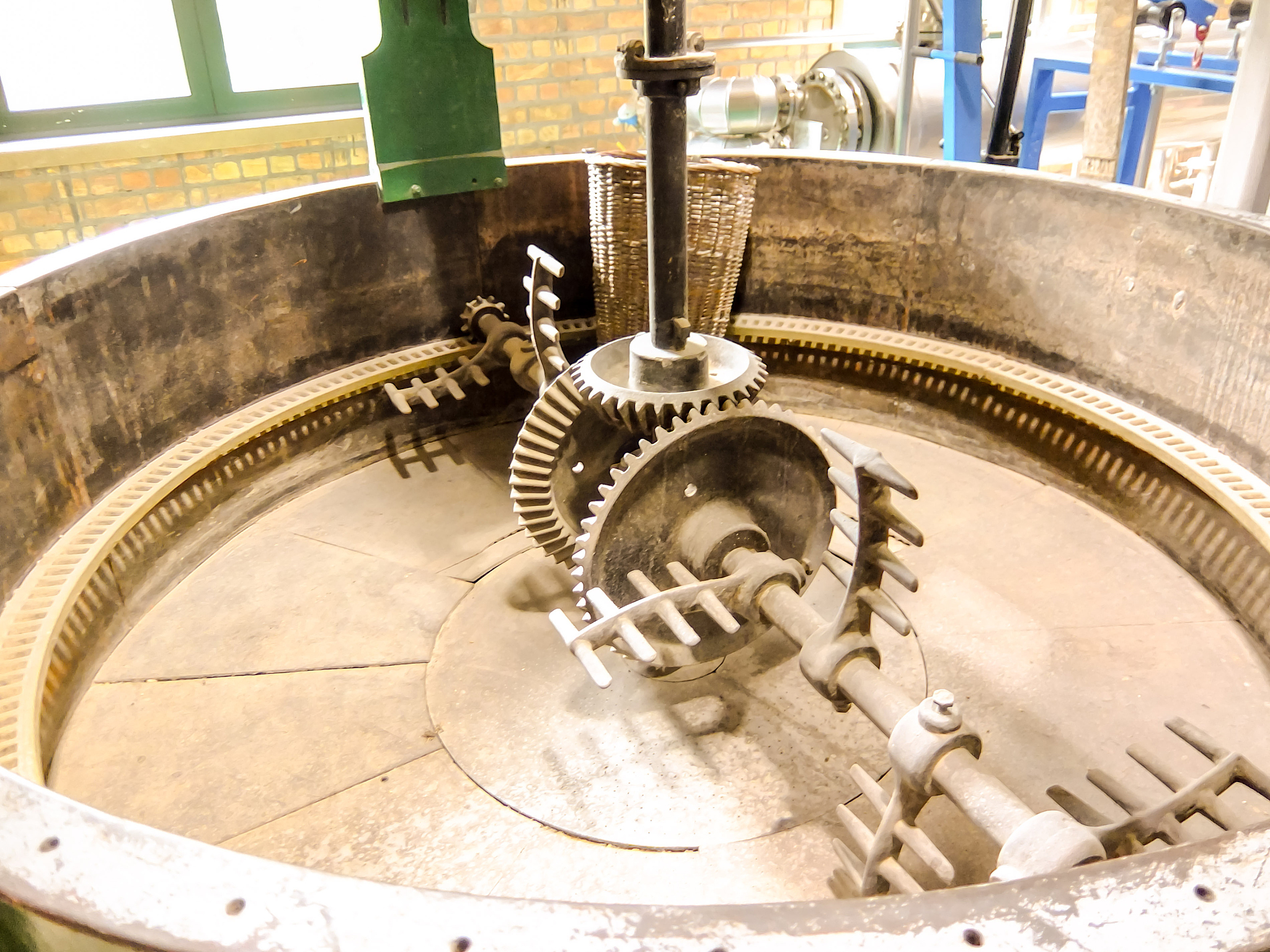 回转窖炉前风门开度偏大或偏小会出现什么原因