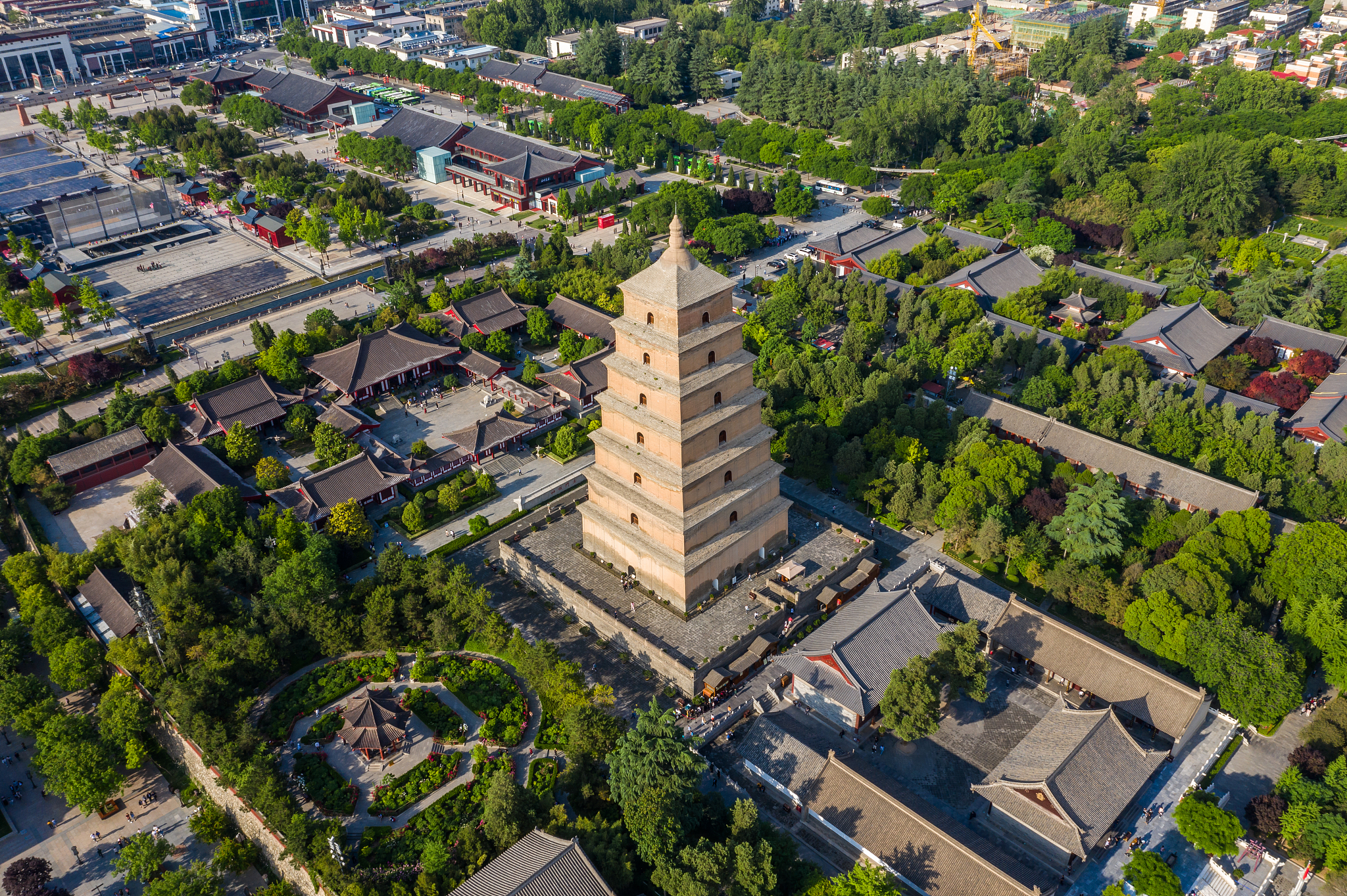 我的朋友去西安玩耍但是不想误入淫秽场所请帮他列举几个西安的地点