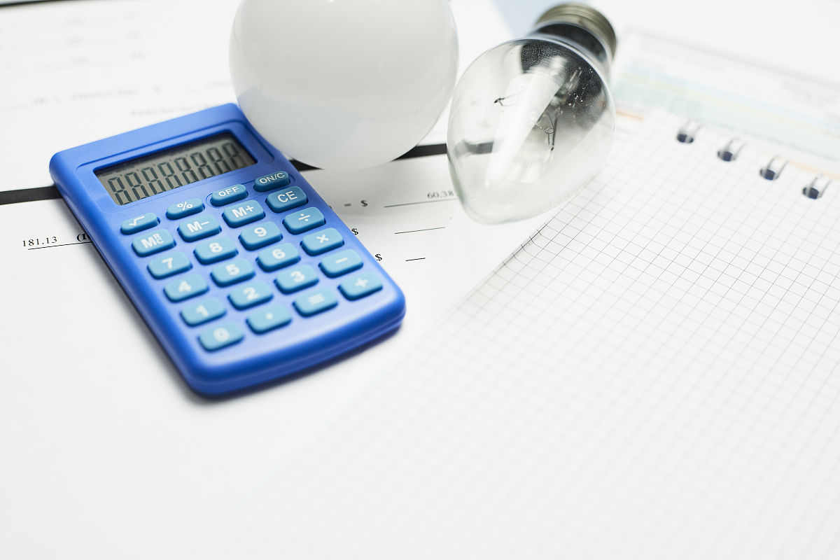 上个月电费一共900然后宿舍八个人abcde是上个月住满的xy是住了7天的z是住了10天的请你帮我算一下每个人交多少电费