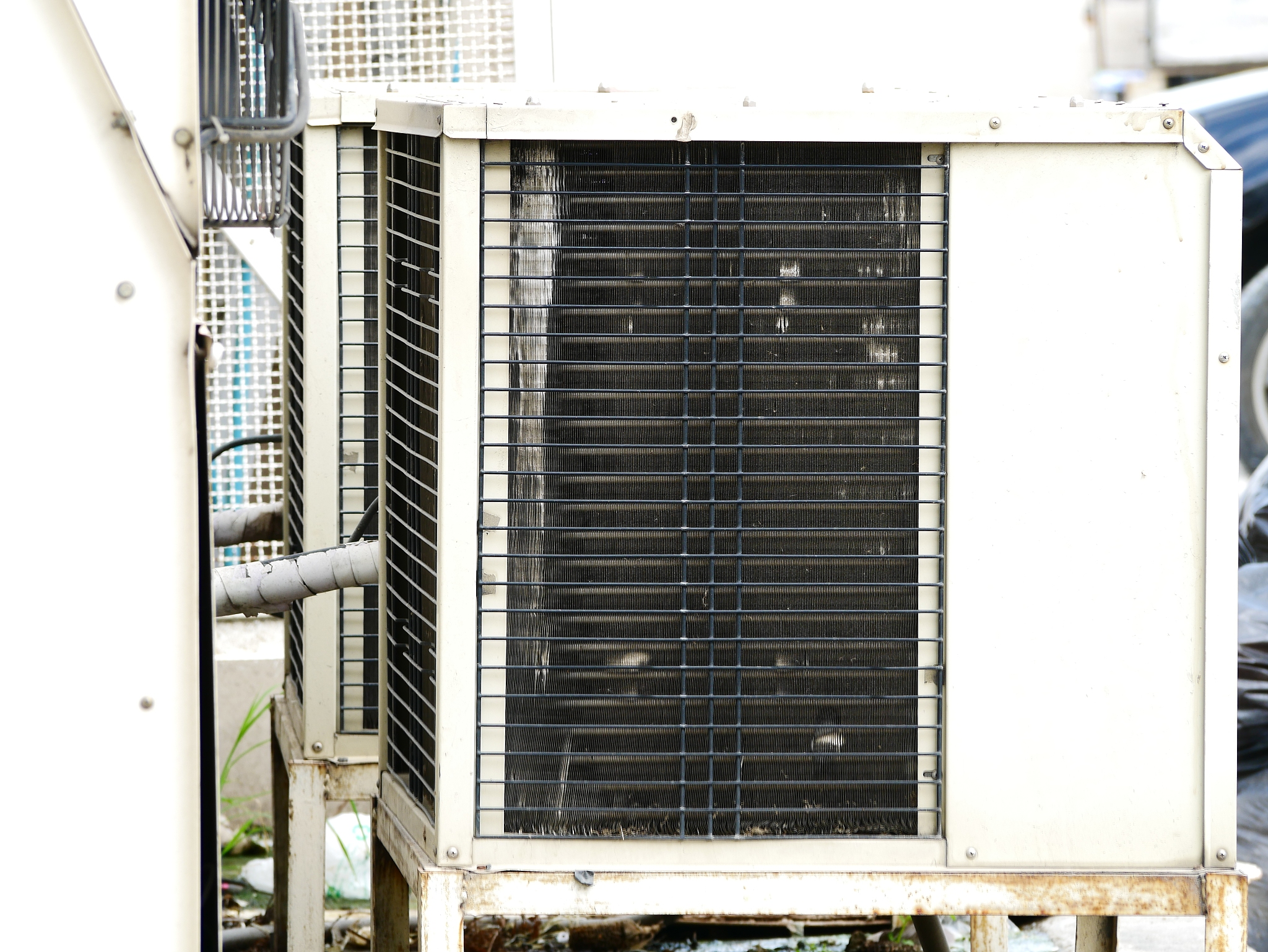 用设备改造方法学编写储能机柜热管空调研发计划。列出主要提纲包含相关公式1000字