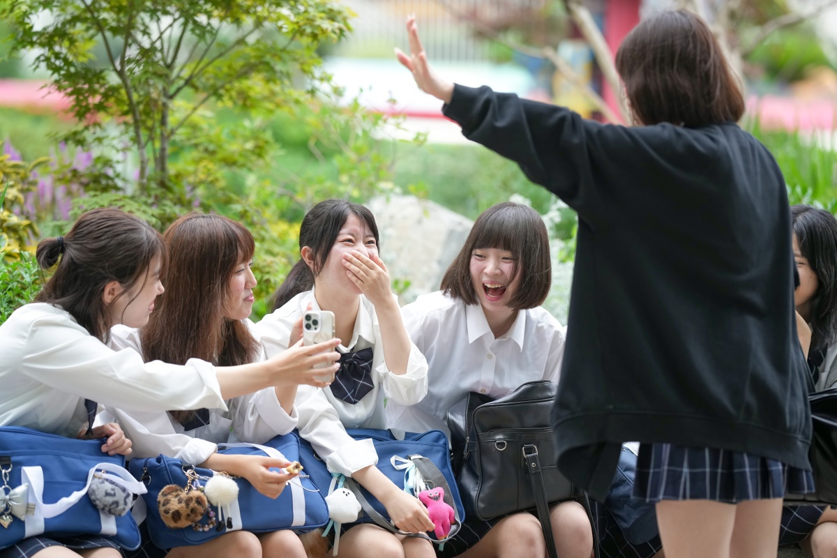 夏日的午后烈日炎炎学校操场上空荡荡的没有了往日的喧嚣与热闹。似乎是因为开学的日子即将到来学子们都已迫不及待地回到校园迎接新的学期。这个小县城的学校仿佛是生活的中心尽管它并不起眼但却承载着我们千千万万个心愿。踏进校门展开视野的是一片宽阔的操场绿草如茵微风拂过草丛中的蝉鸣声在空中回旋交织成一首恬静的夏日乐章。走过操场迎面而来的是那座宽敞明亮的教学楼。楼顶上的铁皮被太阳烤得滚烫从远处看去犹如一颗流星闪亮