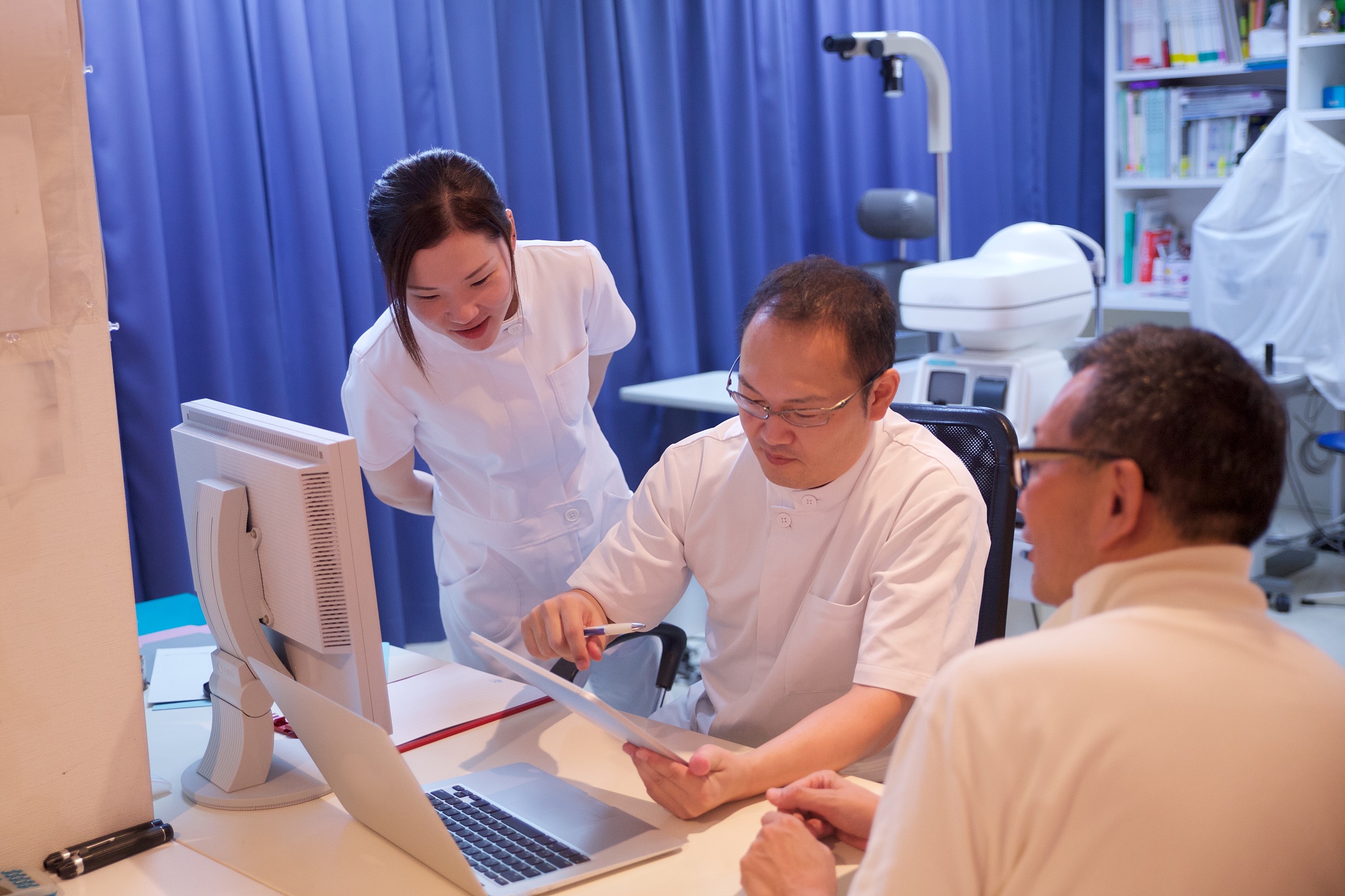 medical doctor explaning data to patient at clinic
