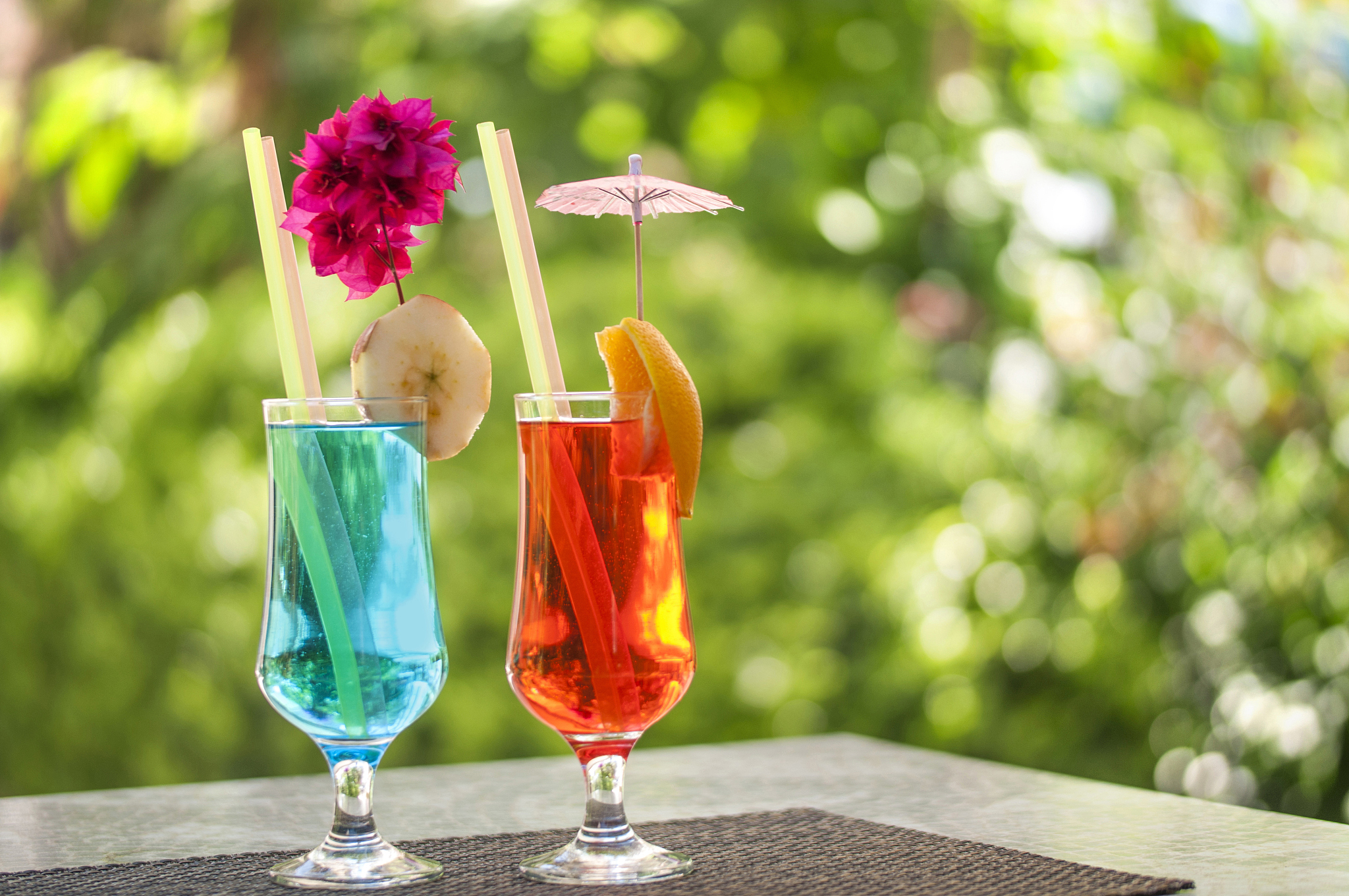 一个玻璃杯 在灯光照亮五彩斑斓