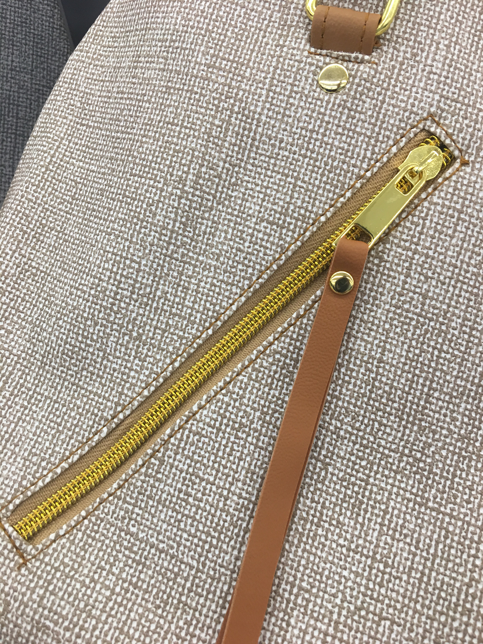 zip on the pocket close.