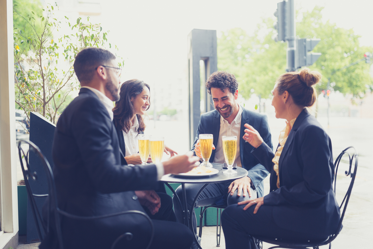 如果我要形容一个交际花我要怎么用正经的语句说他