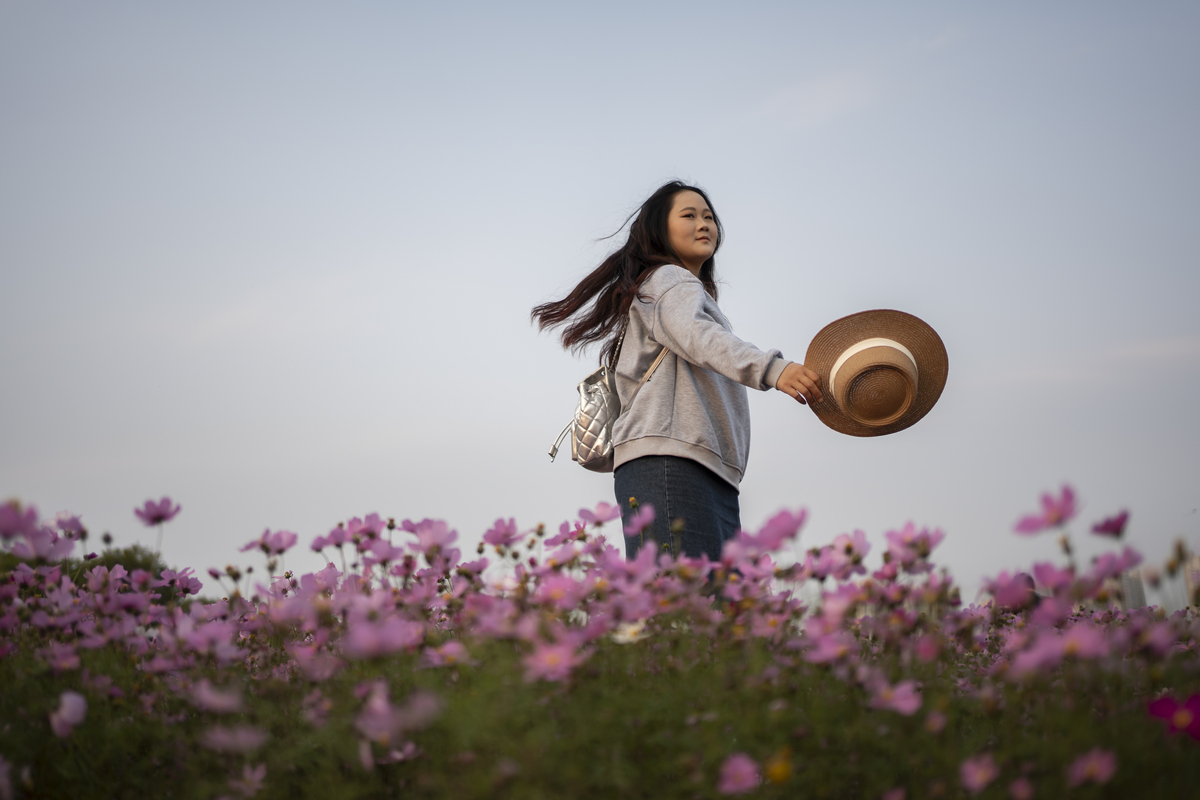 时尚美女户外亲近自然