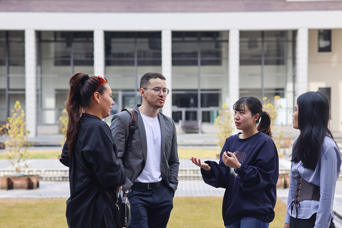 研究生喜欢在大学校园里演讲