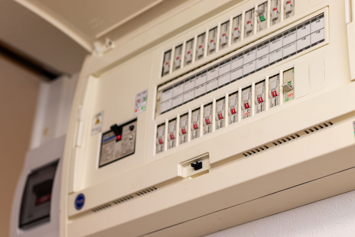 奥的斯ACD4控制柜F2C断路器跳闸故障排查指南