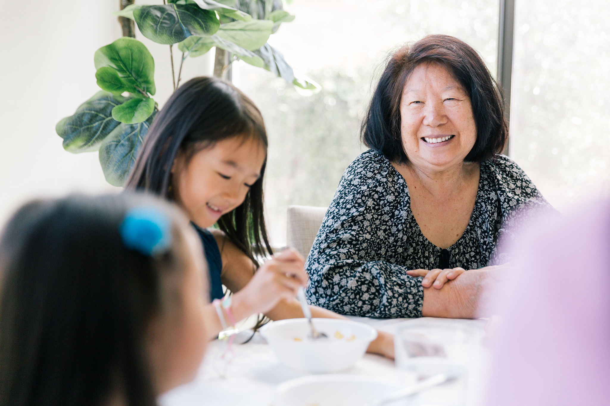 老婆婆温柔喂食婴儿，画面温馨动人