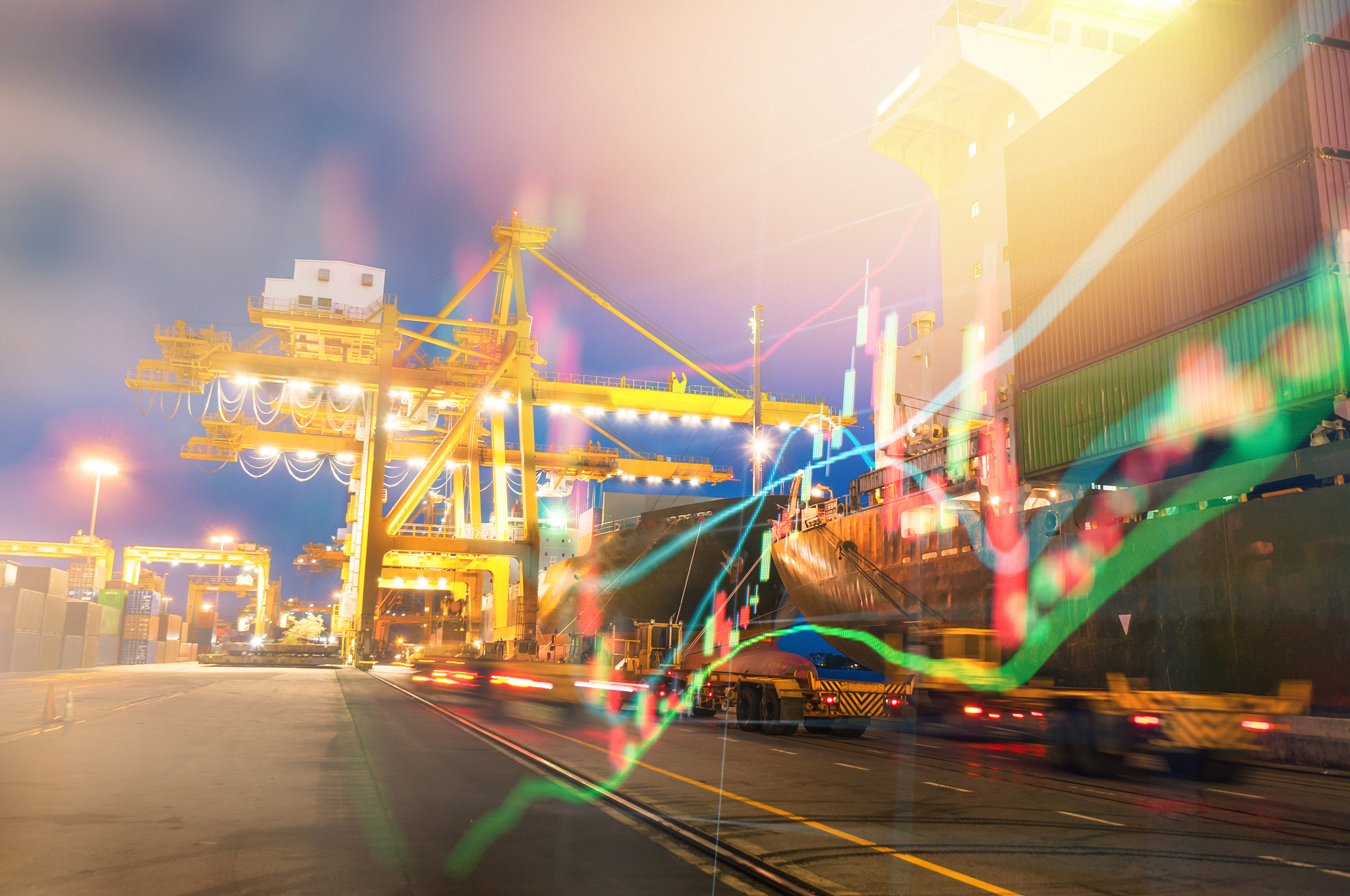 请翻译我们将持续关注货物状况以确定是否有货物在舱内受到雨水影响的可能性。