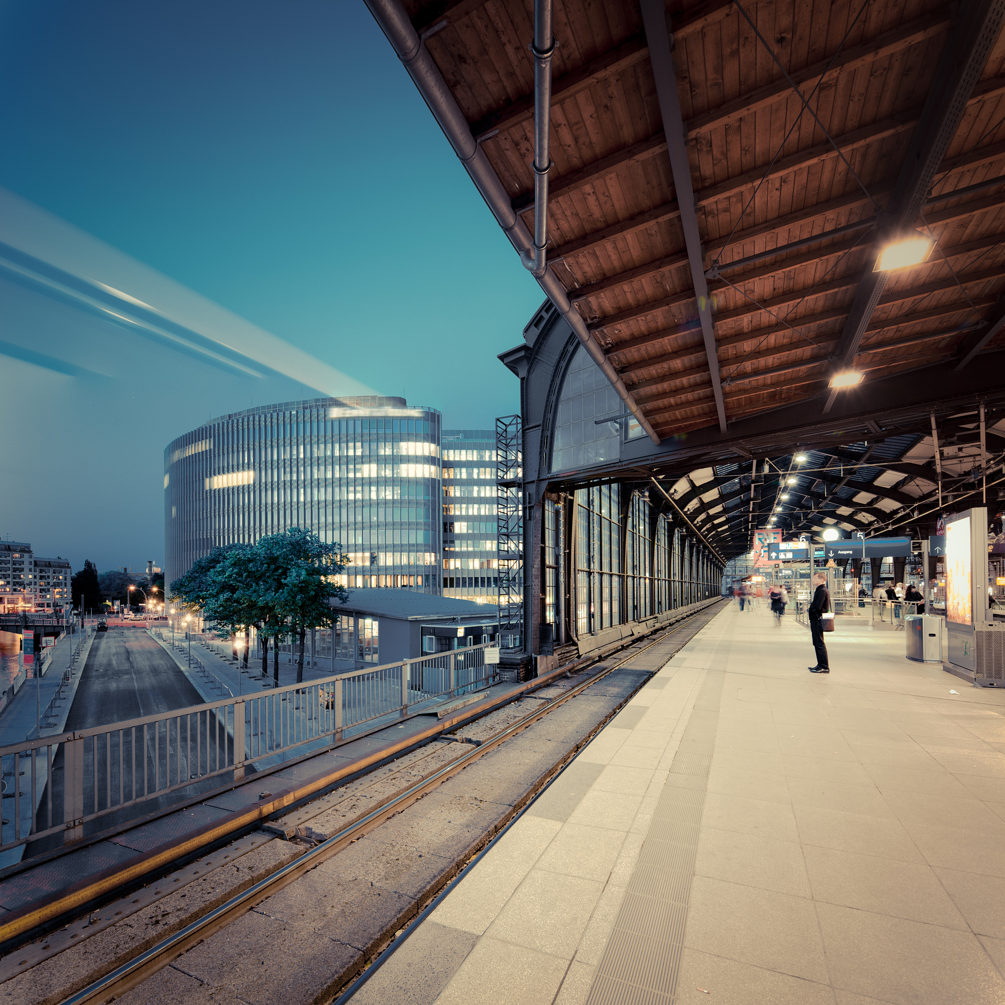 请主题为《你曾经去过的人很多的地方》的200字英文文章包含以下条件：1广州高铁南站。2去年中秋节放假跟妈妈一起回老家看望姥姥。3当时临近中秋节假期为了错开人流高峰期已经把行程提前了没想到高铁站还是有很多人。4因为人多并且高铁站很大差点错过火车。5幸好提前买了车票预订好了座位如果再晚一点可能连位置都没有。5感受就是尽量不要在假期出远门人多拥挤买不到车票感觉疲惫。