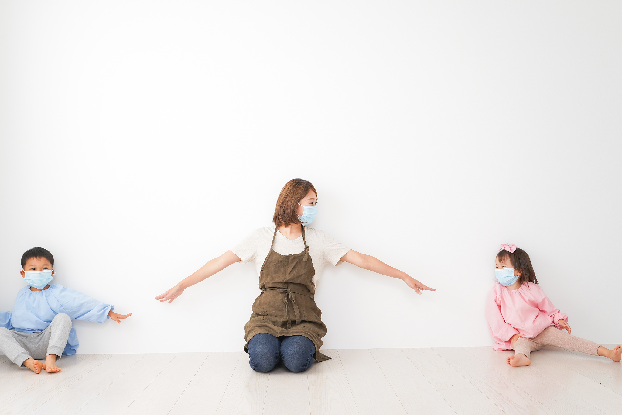 我的孩子现在一岁了但是还不会走路也不会叫爸爸妈妈。看着其他1岁的孩子会走路会说话了我真的很焦虑我快哭了。