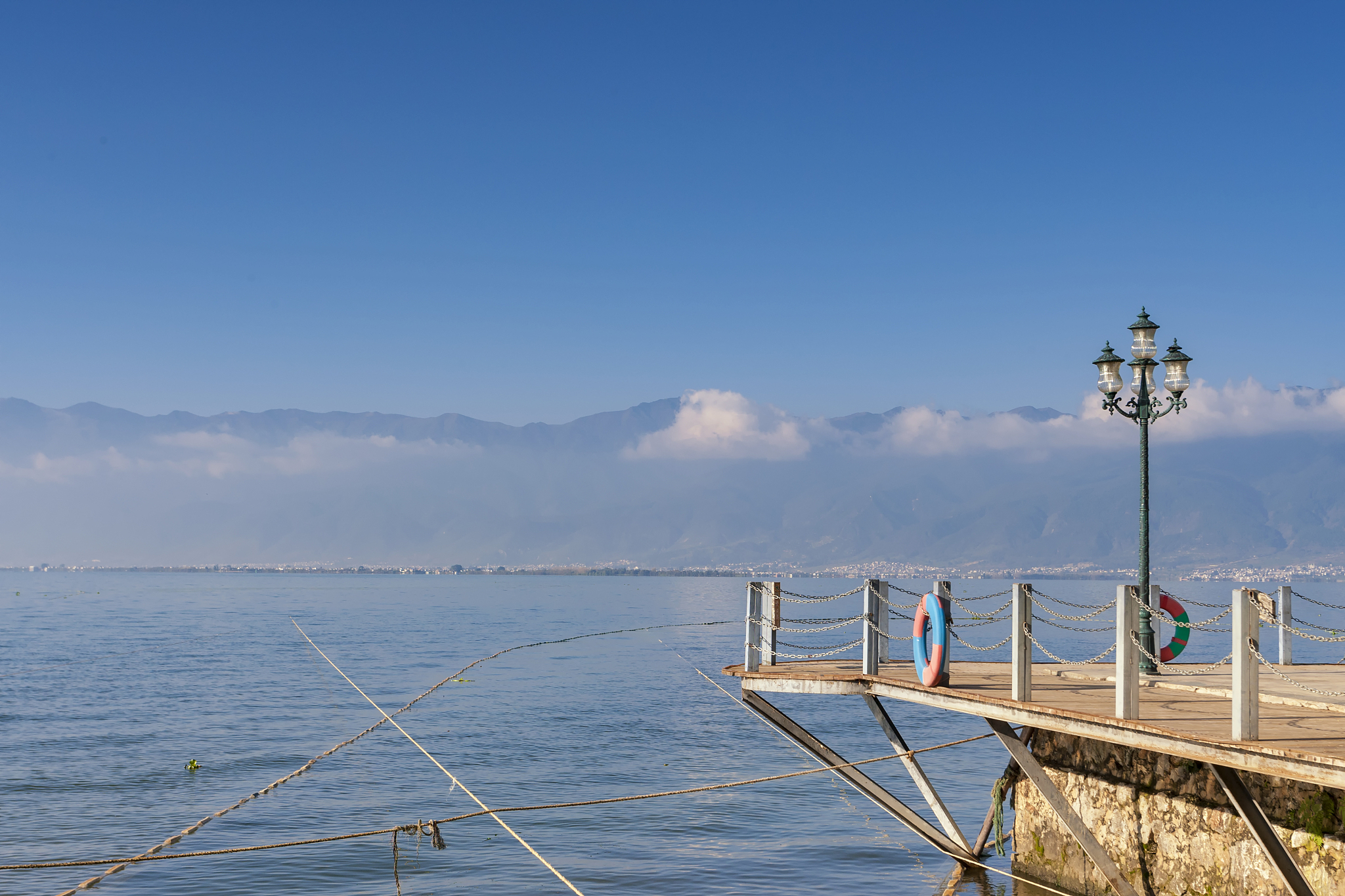 请帮我制定一下4月28日到5月4号从沈阳到云南的旅游攻略要求路费尽可能的便宜可以早几天过去但28号一定要在云南3号一定要在昆明爸旅游行程整理一个表格给我