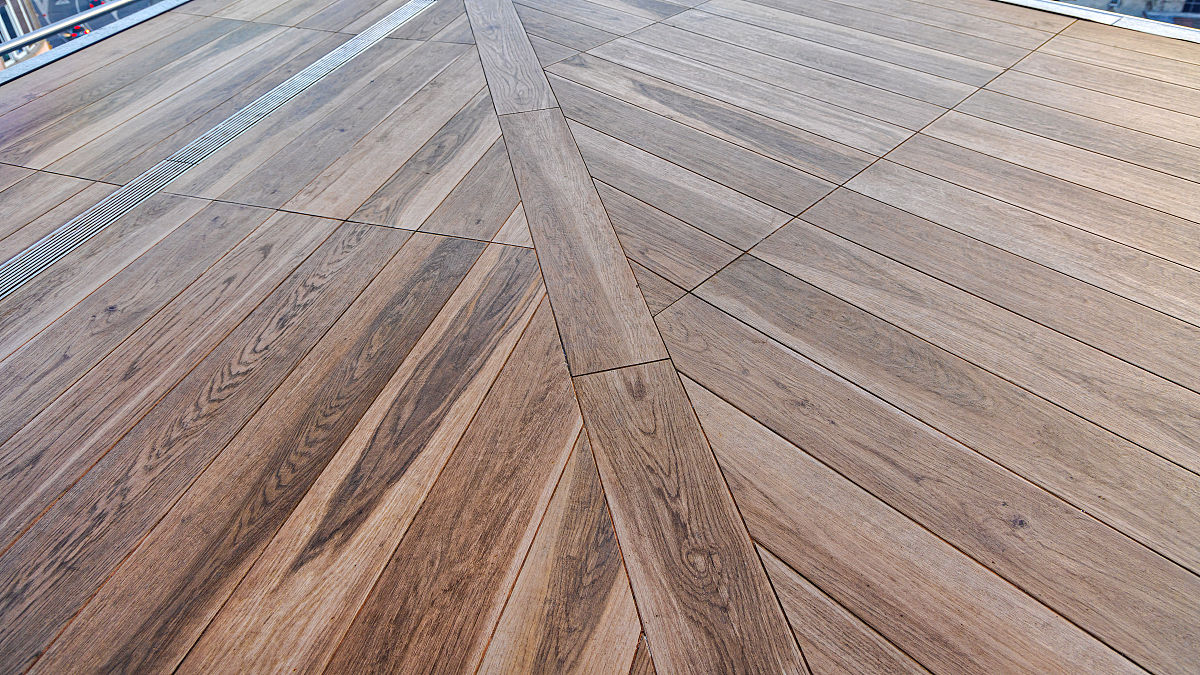 优质户外地板防水防腐抗晒不开裂好打理 这里货源丰富 优质木材 支持款式定制欢迎来到我们做的案例现场这是一个客户家的露台为客户定制了花箱围栏地板工艺精湛做工精细不怕风吹日晒雨淋省了客户好多心思太方便了深受客户喜欢专票为你特色定制属于你的专属户外空间的优美户外地板宣传文案