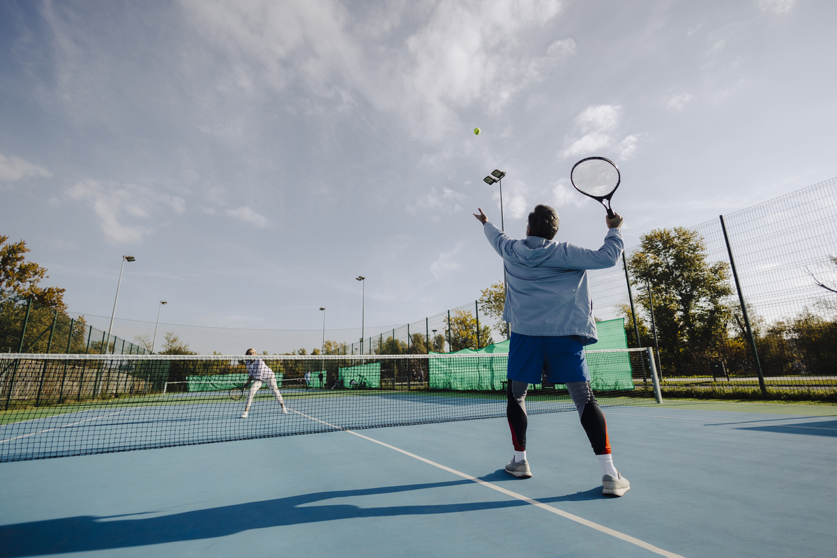 《学习网球课感谢》字数两千字左右。大致内容为：当我在选体育课时我看见了网球脑海中顿时感觉这是一个比较小众的运动坚定了我选它的想法。当我上完第一节课我觉得很兴奋可是转瞬又把老师下课要多练练动作的叮嘱给抛在脑后然后后来上课动作也不规范击打铁丝网时练的也不好。老师对我的表现看在眼里一次次的纠正我叮嘱我下课要多练习可下课后又忘却了。加之当时课程也多稍微有点时间想的都是玩一会休息一下直到下一周上课
