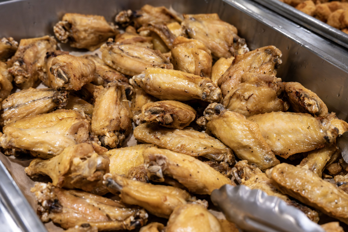 请根据下面的文案写一份相似的模板 描述更有画面感和诱惑力文字数量大致相同以后家里来客你就像我这样做一道盐焗鸡皮脆肉嫩跟外面买的一样好吃六个鸡腿我怕吃不完所以准备了三个先用101度开水烫一下这样吃起来皮更紧致更入味好吃的关键就是放一包这个盐焗粉我亲自试过很多家的盐焗鸡还是觉得他家的味道更好再来一勺花生油涂抹均匀腌制18分钟我每天都在用心的教做菜能不能给个小红心鼓励一下下次想吃不会做还能找到我非常的感