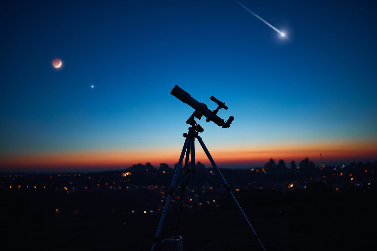 黄昏天空下的天文望远镜,准备观测星空.