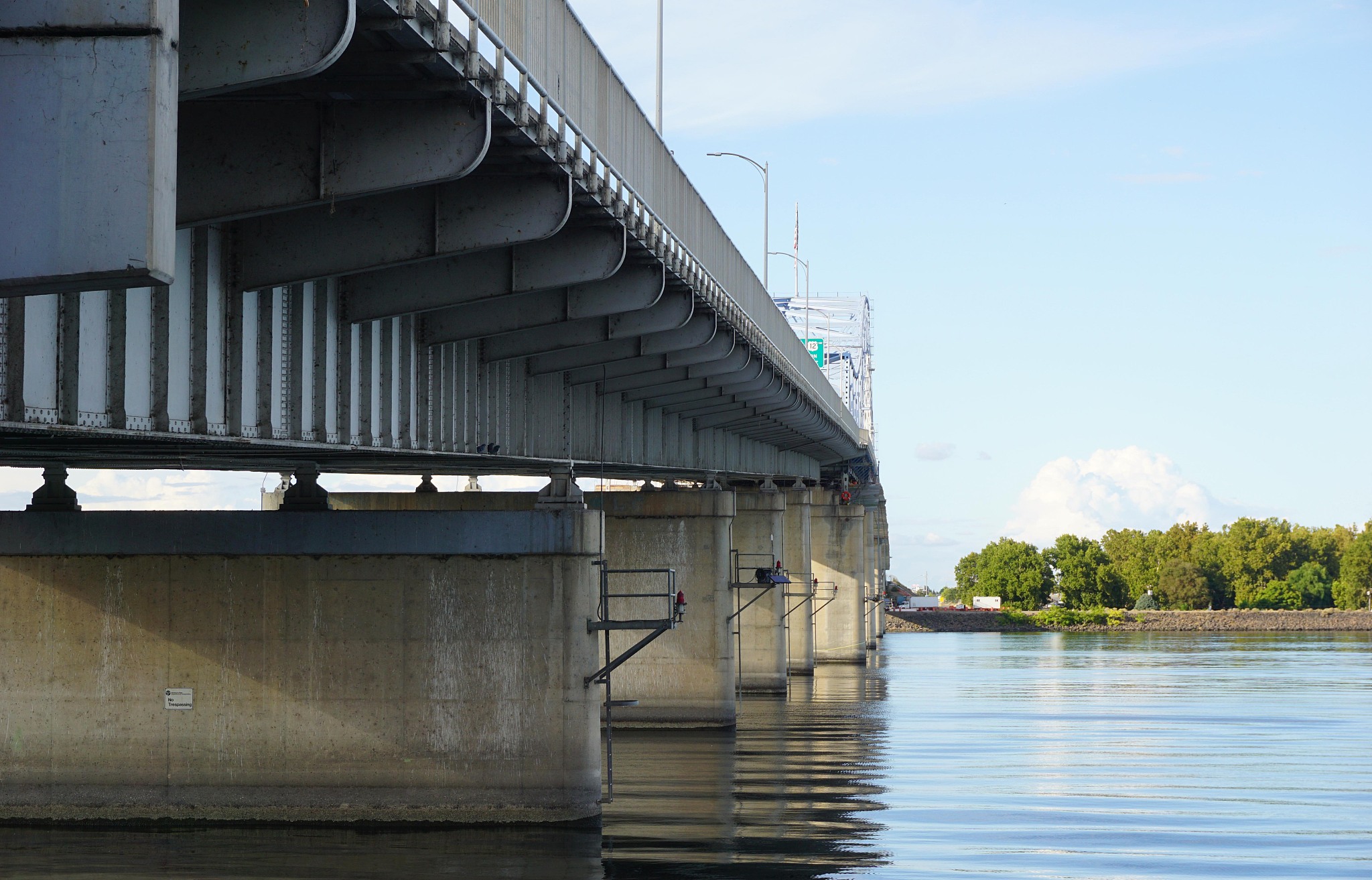 Revise the paragraph tell me any mistakes analyze and score the paragraph out of a full score of 100 pointsThe YZ Bridge is the first bridge over the Yangtze River that was designed by the Chinese and