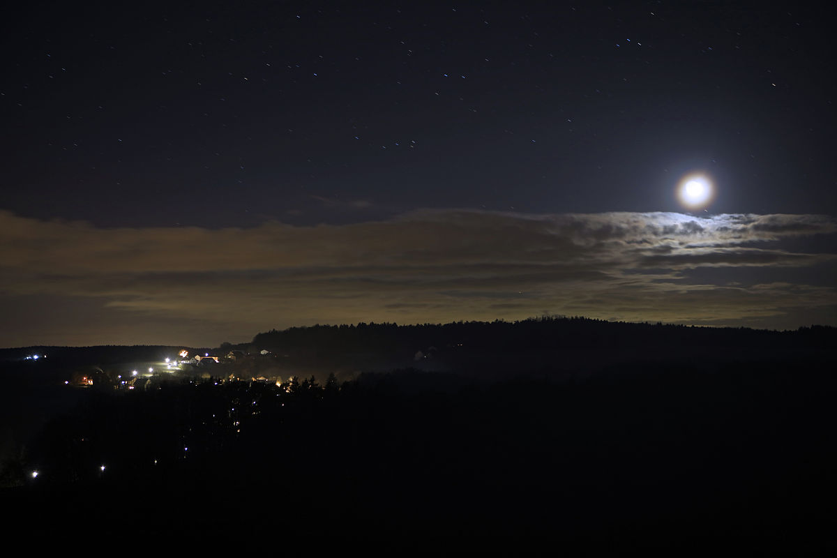 无星夜幕：诗意描绘傍晚的寂静与希望