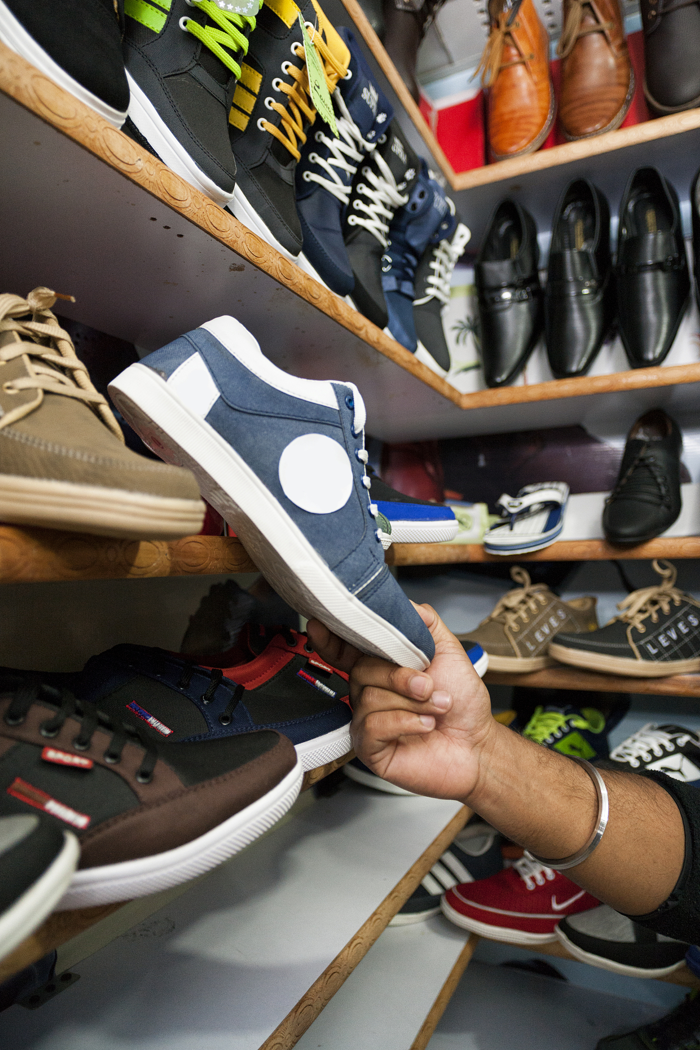 Analyzing shopuuecom website and combining with shoe category to generate Google ad headlines Within 30 characters
