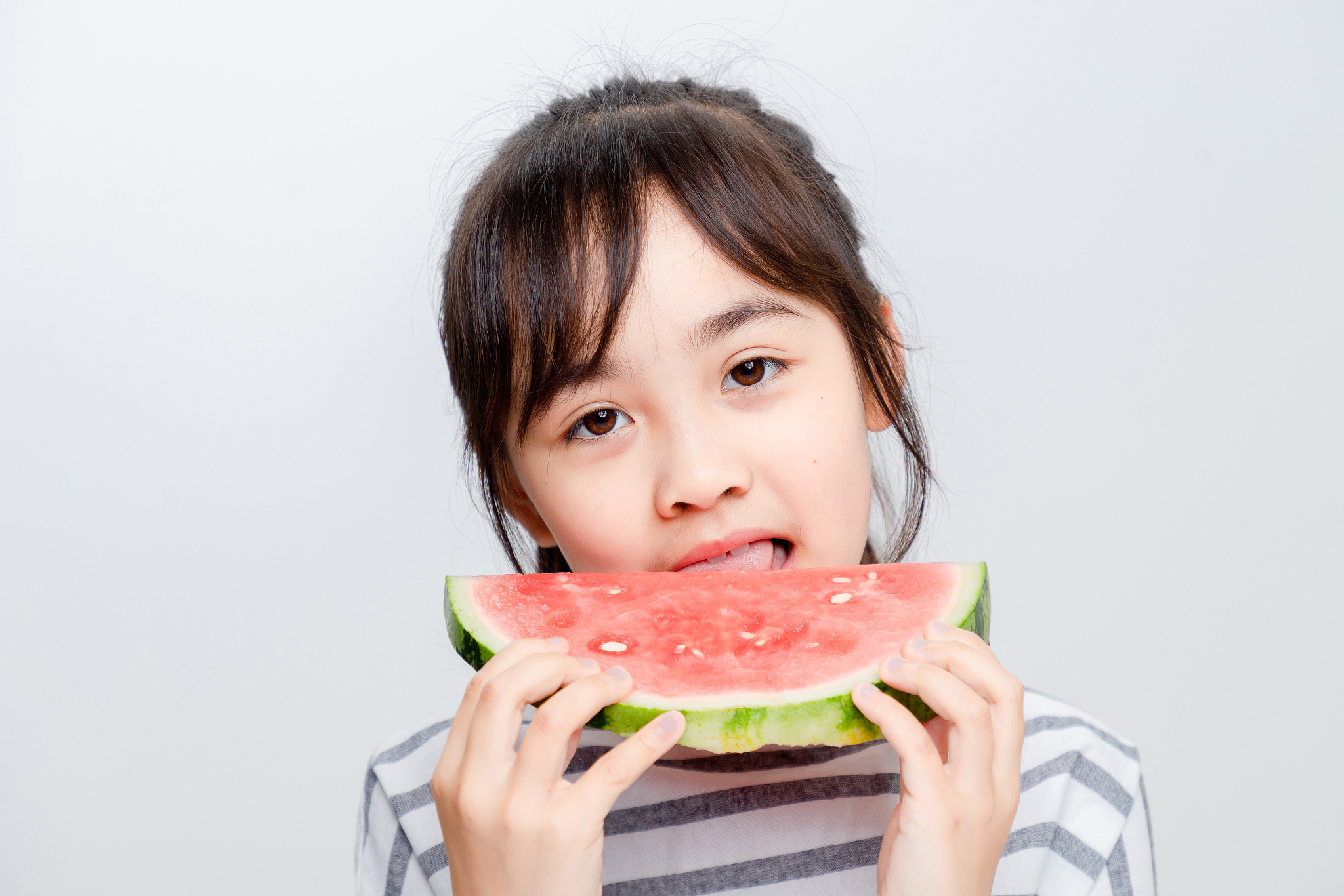 在家里吃西瓜的亚洲小女孩