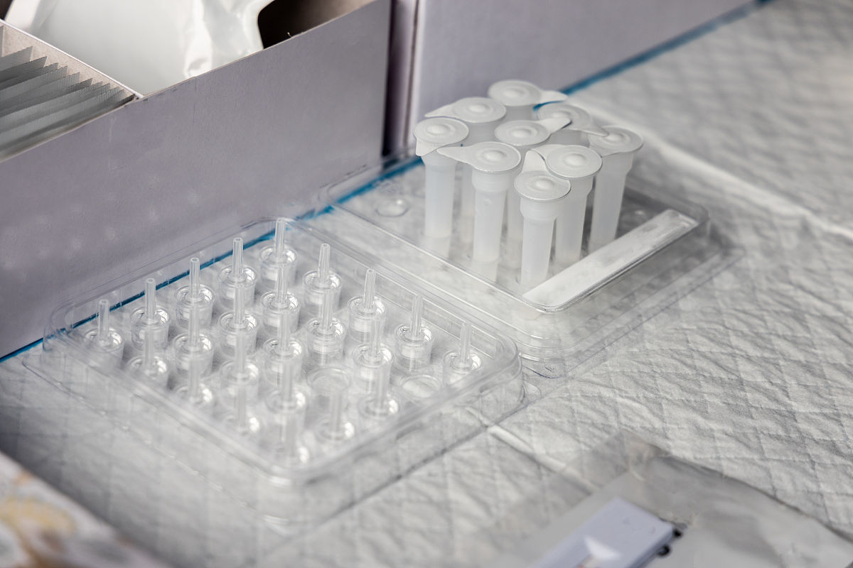 分小组分别调查附近几所学校的中学化学实验及其教学情况，写出调查报告，并就如何开展化学实验及其教学改革交流各自的看法。