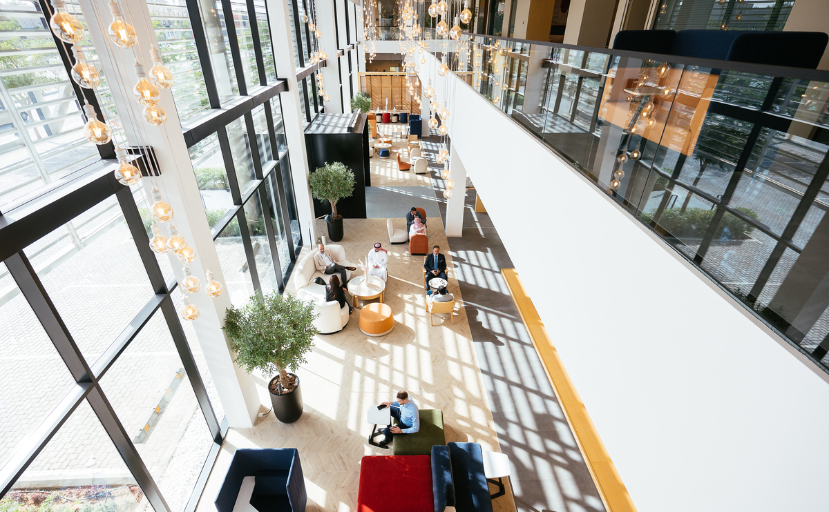 大型商业综合体中庭休息区是否适合设置铁质座椅