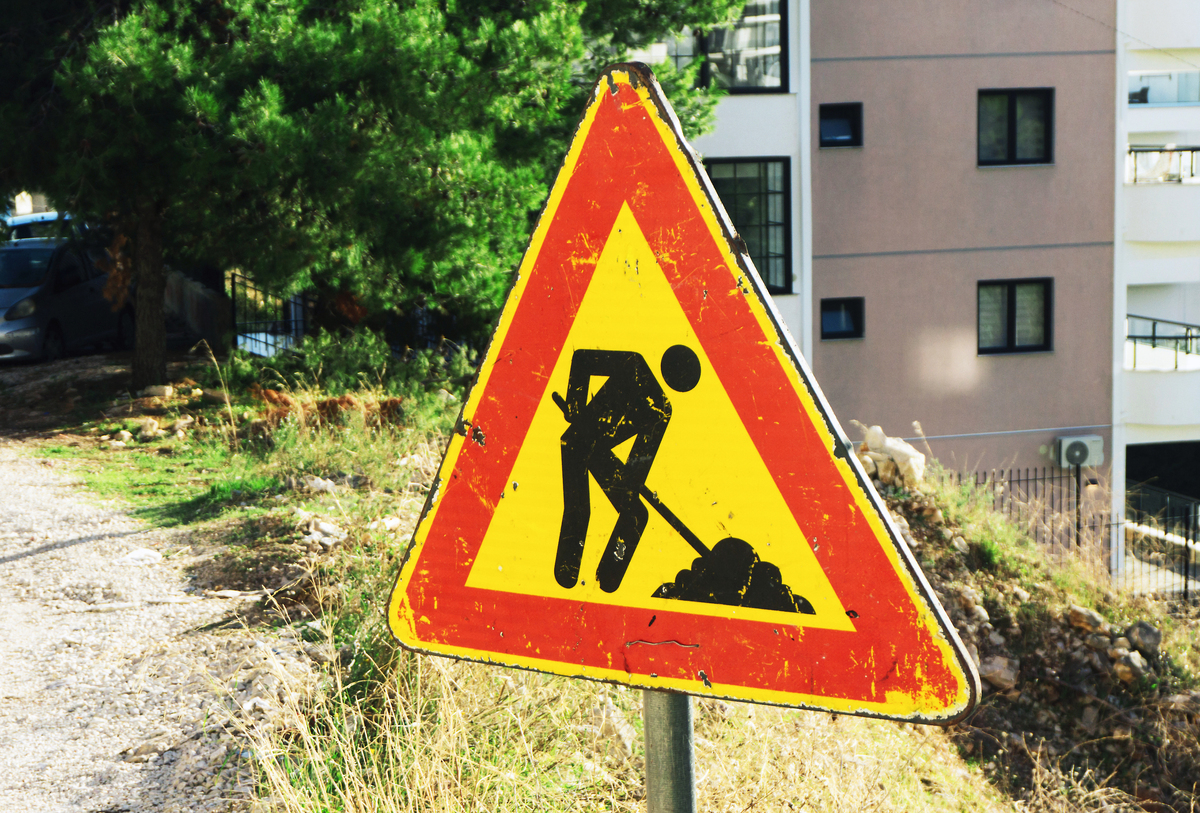 公路严禁开挖标志的含义和原因 - 保障道路安全与畅通