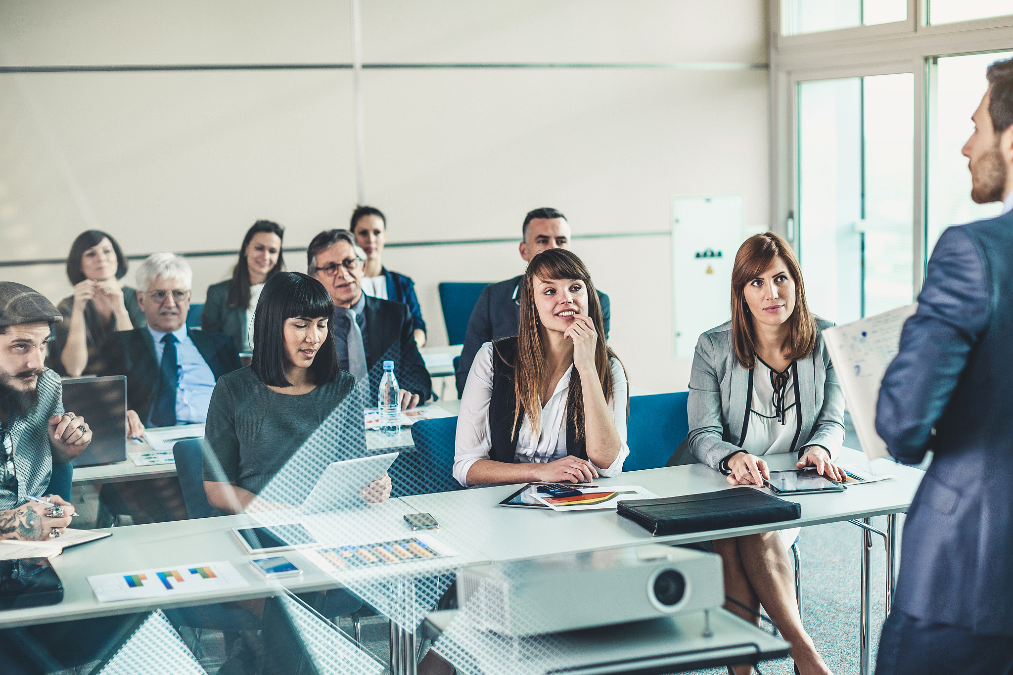 写一篇关于工商管理专业《市场营销学》专业课程的教学内容与学生学习该课程的作用写成一段话的形式不得抄袭。
