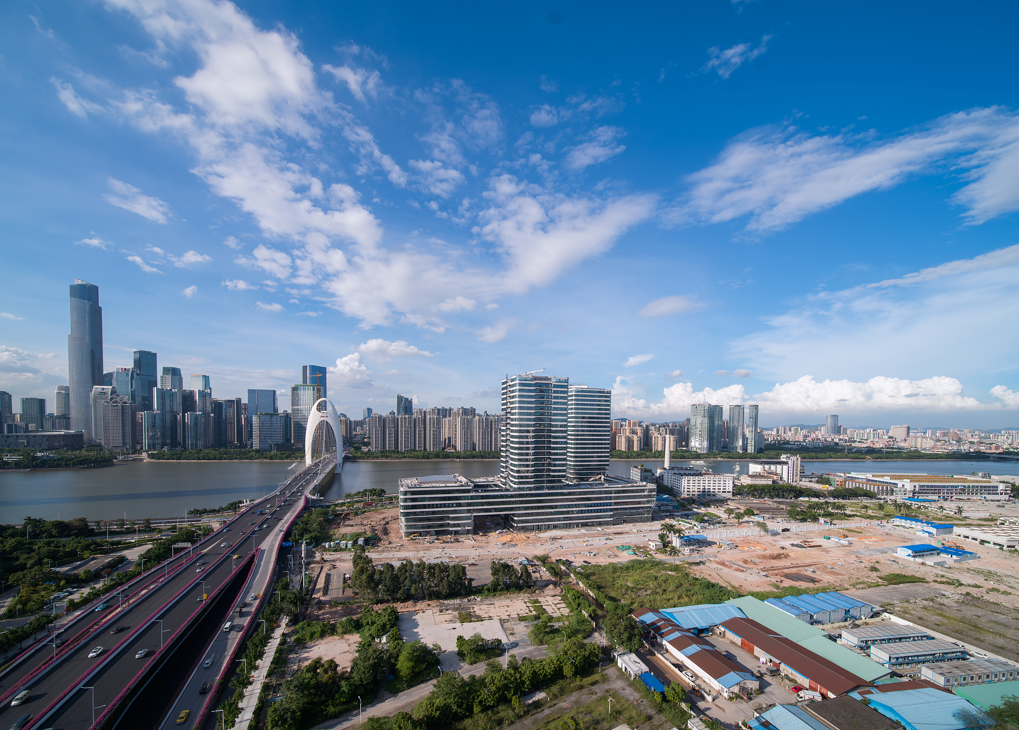 概括一下 在中国近代史上广东人下南洋、渡重洋在异域开辟新天地新加坡不少华人的祖籍就在广东。李光耀的曾祖父即李显龙的高祖父李沐文便是其中的代表。但历史终究是过去只是参考因素之一外国政要和跨国公司高管选择来广州更重要的是现实的考量。广州地处我国改革开放最前沿作为国家中心城市、粤港澳大湾区区域发展的核心引擎、广东省省会城市、国际商贸中心是我国对外贸易的重要枢纽这里蕴藏着无限商机和潜能。广州所在的广东省是